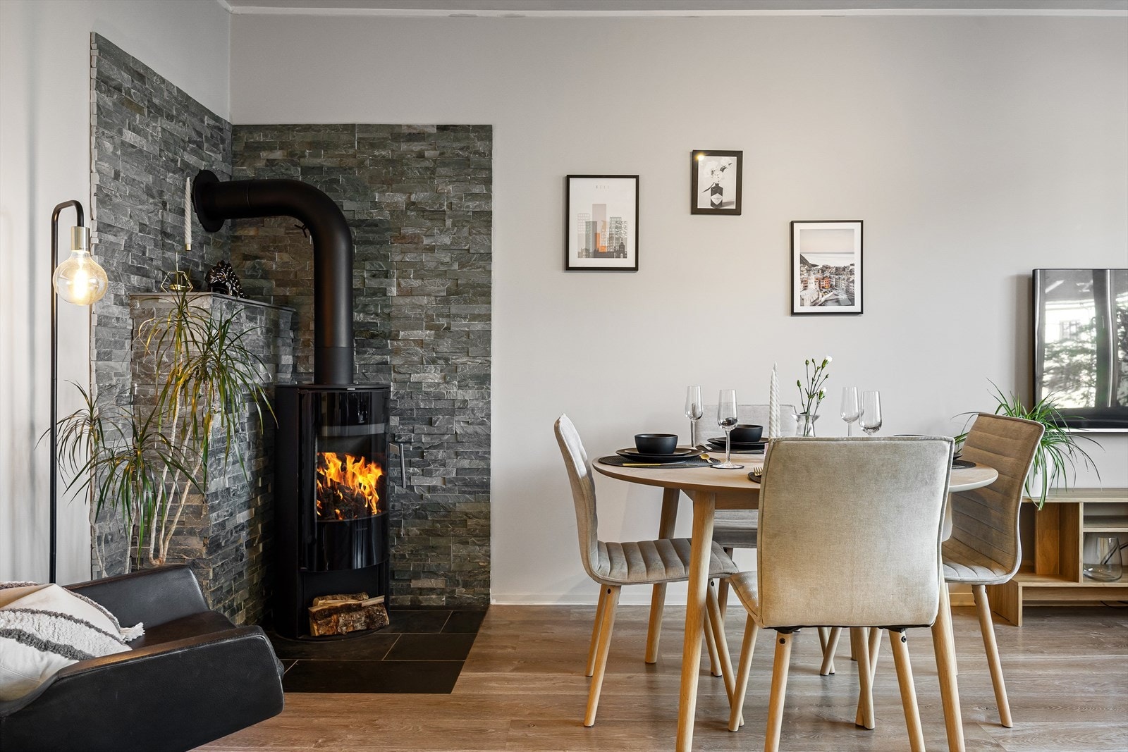 Innvendig fremstår leiligheten som svært innbydende, med et godt farge- og materialvalg som skaper en harmonisk atmosfære. Galleribilde