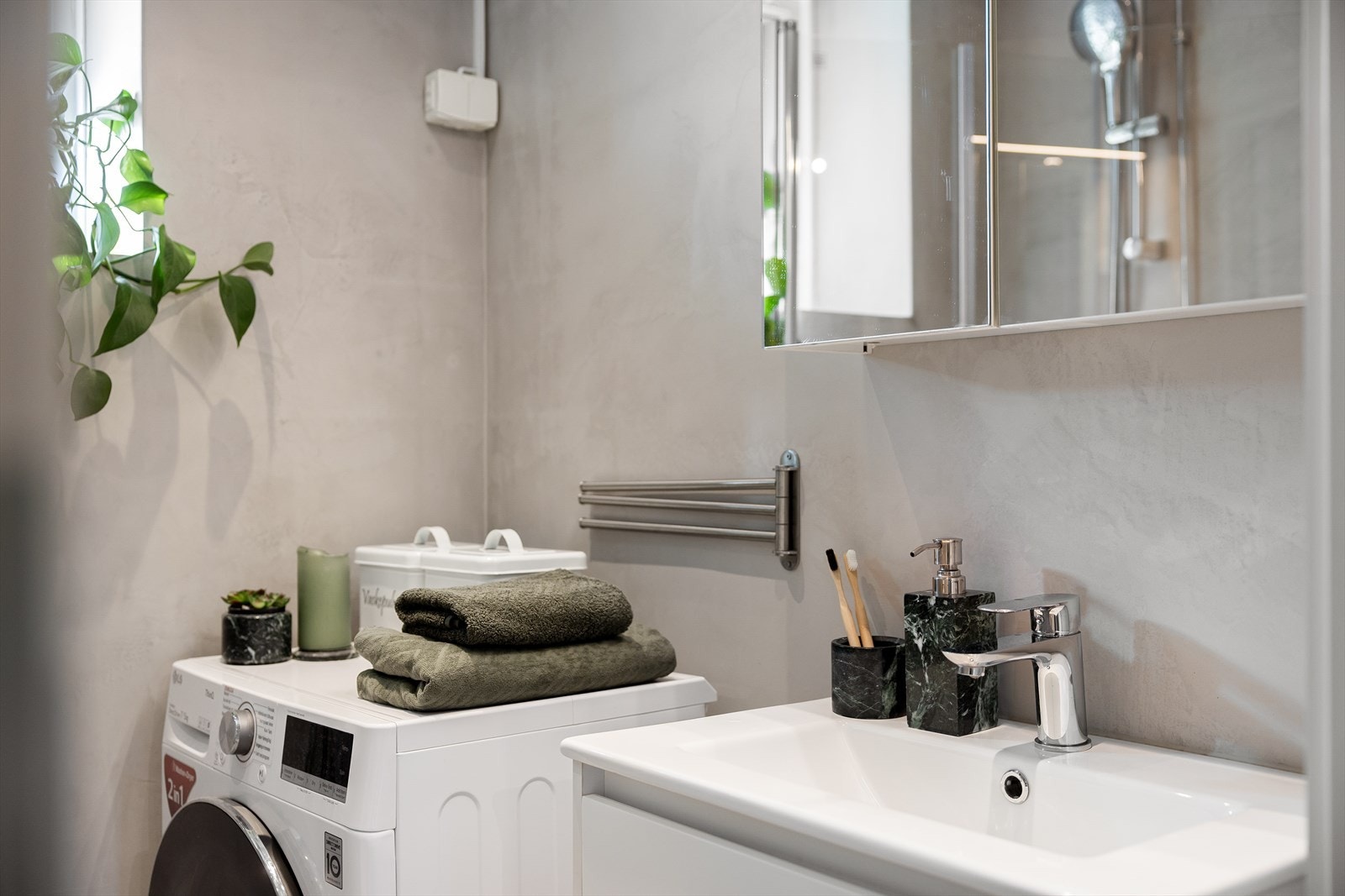 Det er opplegg for vaskemaskin og elektrisk styrt vifte. Galleribilde