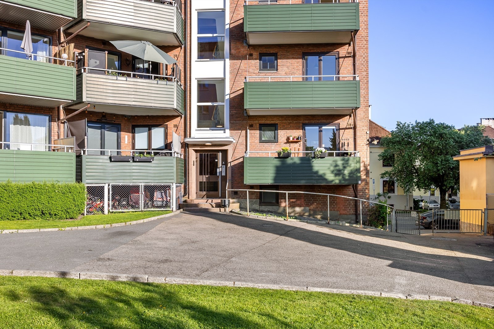 Borettslaget har fellesvaskeri i kjelleren som kan benyttes av beboerne. Galleribilde