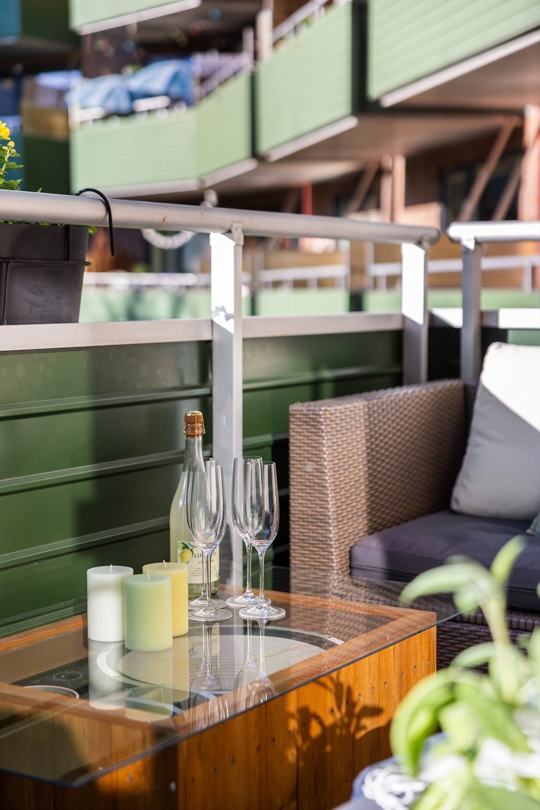 På balkongen kan man enkelt skape en koselig uteoase med utemøbler, beplantning og en gassgrill. Galleribilde