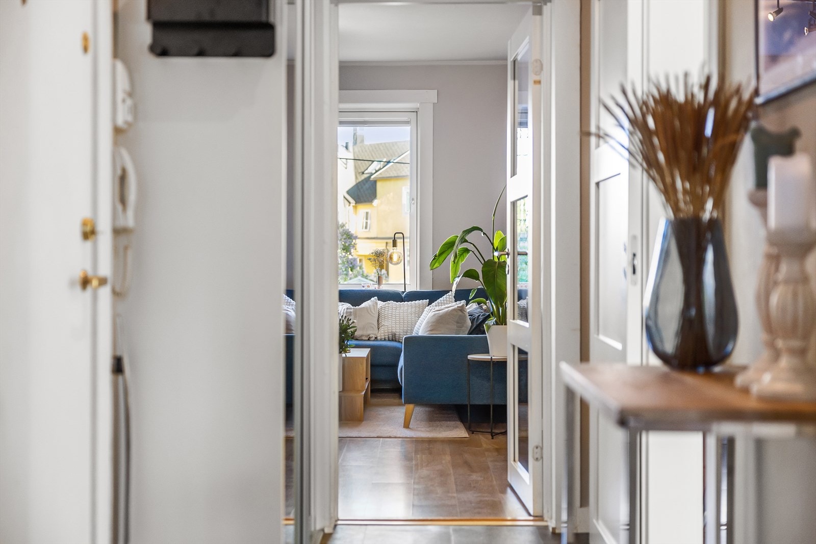 Leiligheten har en innbydende entré som skaper et umiddelbart godt førsteinntrykk. Galleribilde