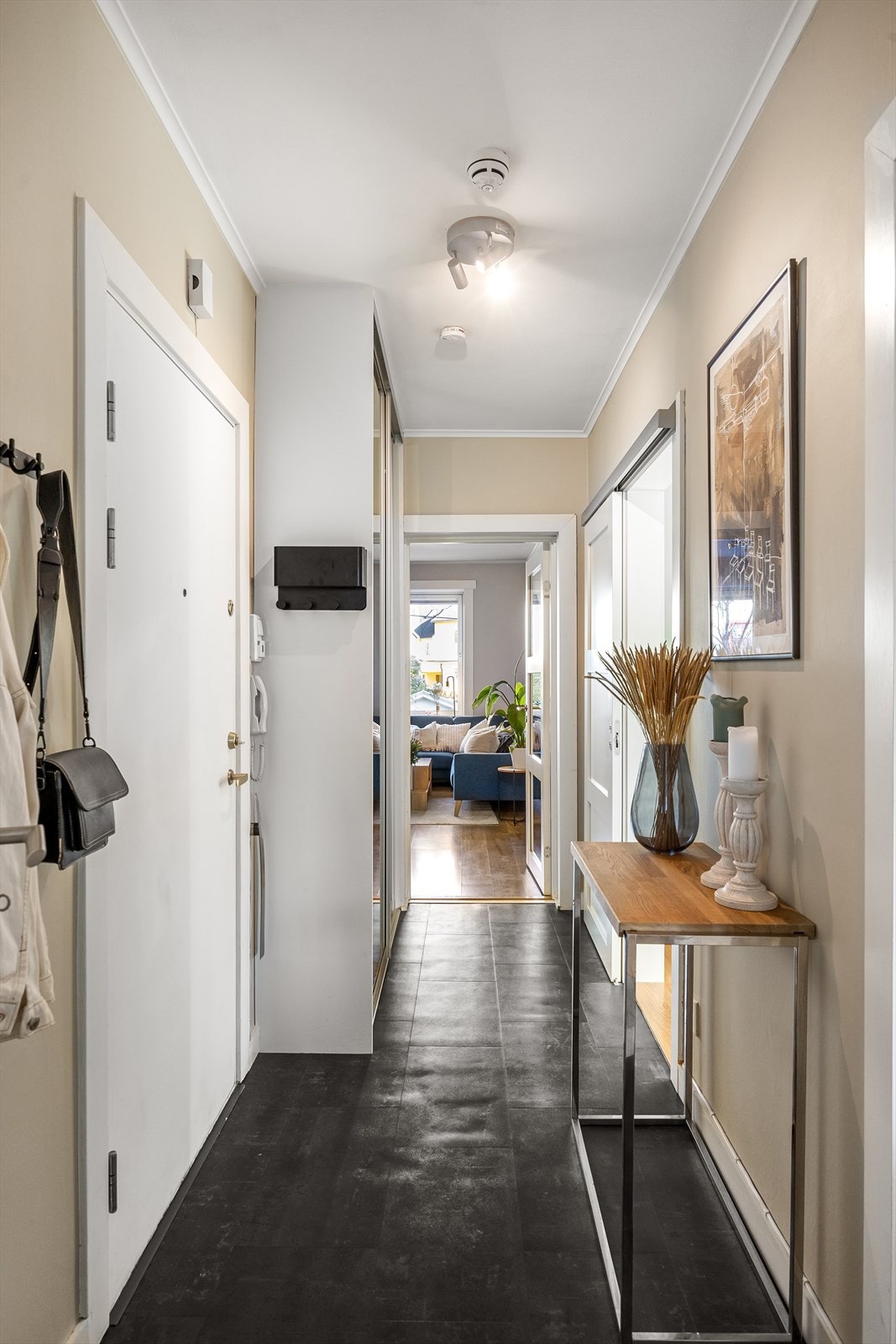 Leiligheten inneholder: Entré, bad/vaskerom, to soverom, kjøkken og stue. Velkommen til ditt nye hjem! Galleribilde