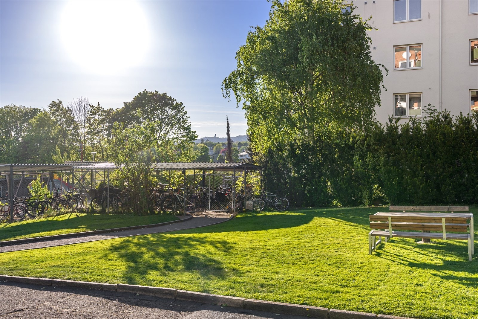 Flott utsyn utover grøntareal/bakgården fra balkongen. Galleribilde