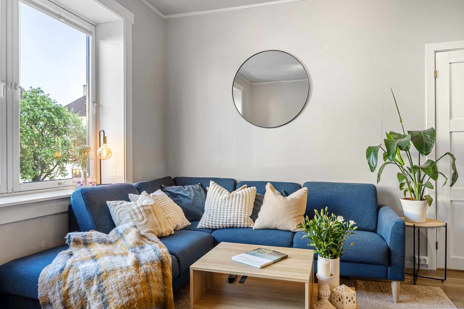 Gulvet i boligen er belagt med laminat og parkett. Galleribilde