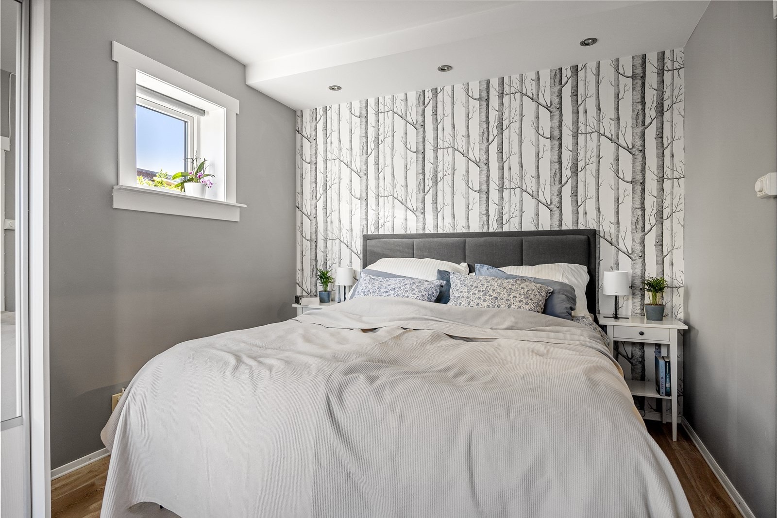 Fra stuen er det adkomst til boligens hovedsoverom. Galleribilde