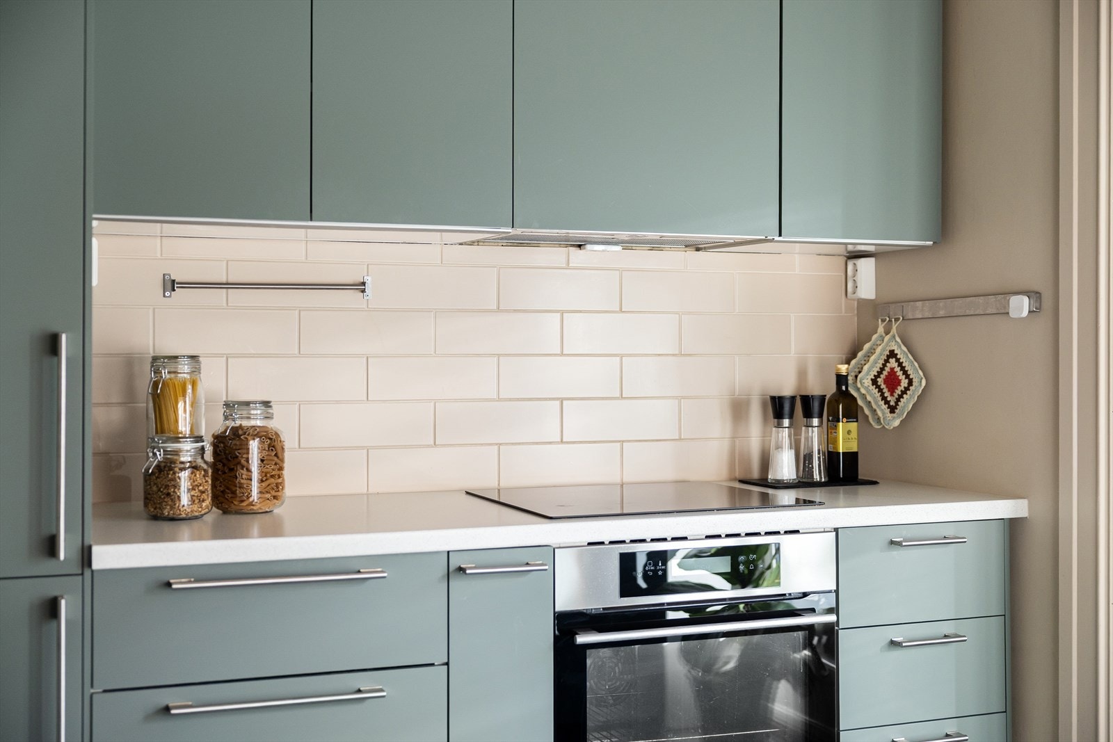 Moderne og delikat kjøkken med takhøye overskap og glatte fronter. Galleribilde