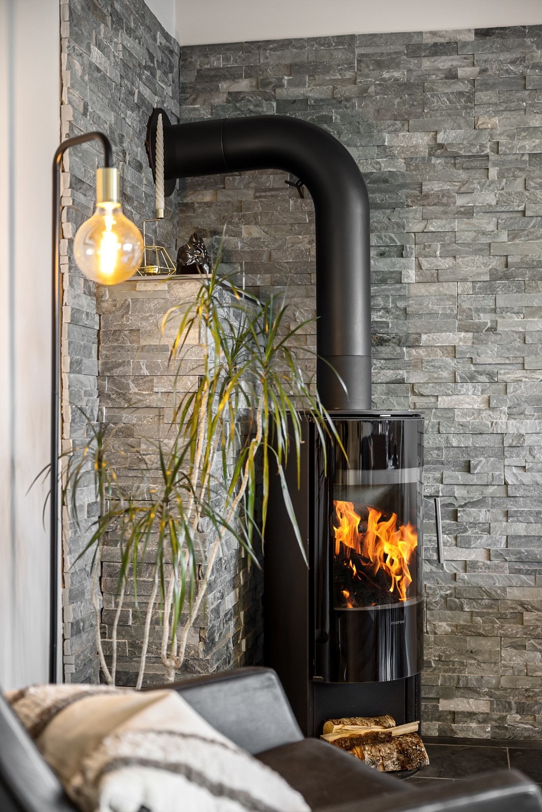 I stuen finner du også en stemningsfull peisovn som gir både varme og hygge gjennom vinterhalvåret. Galleribilde