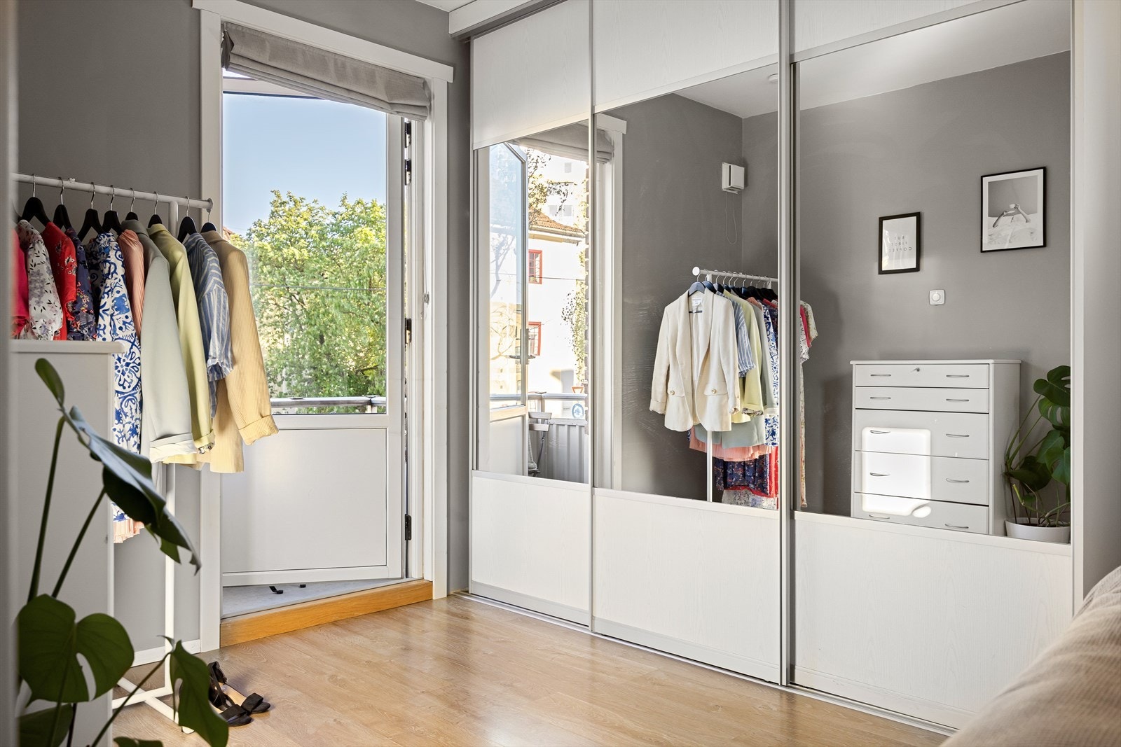 Rommet har rikelig med oppbevaringsplass i en romslig skyvedørsgarderobe. Galleribilde