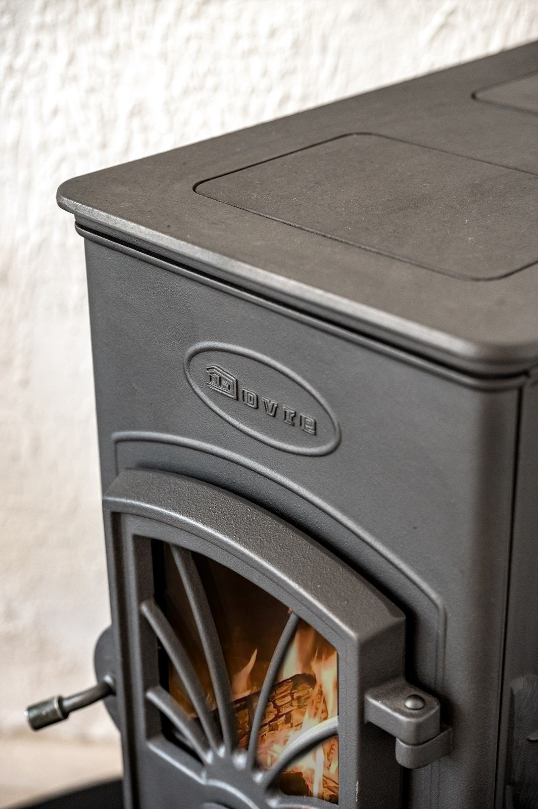 Stuen har også en herlig peisovn - perfekt for kalde vinterkvelder. Galleribilde