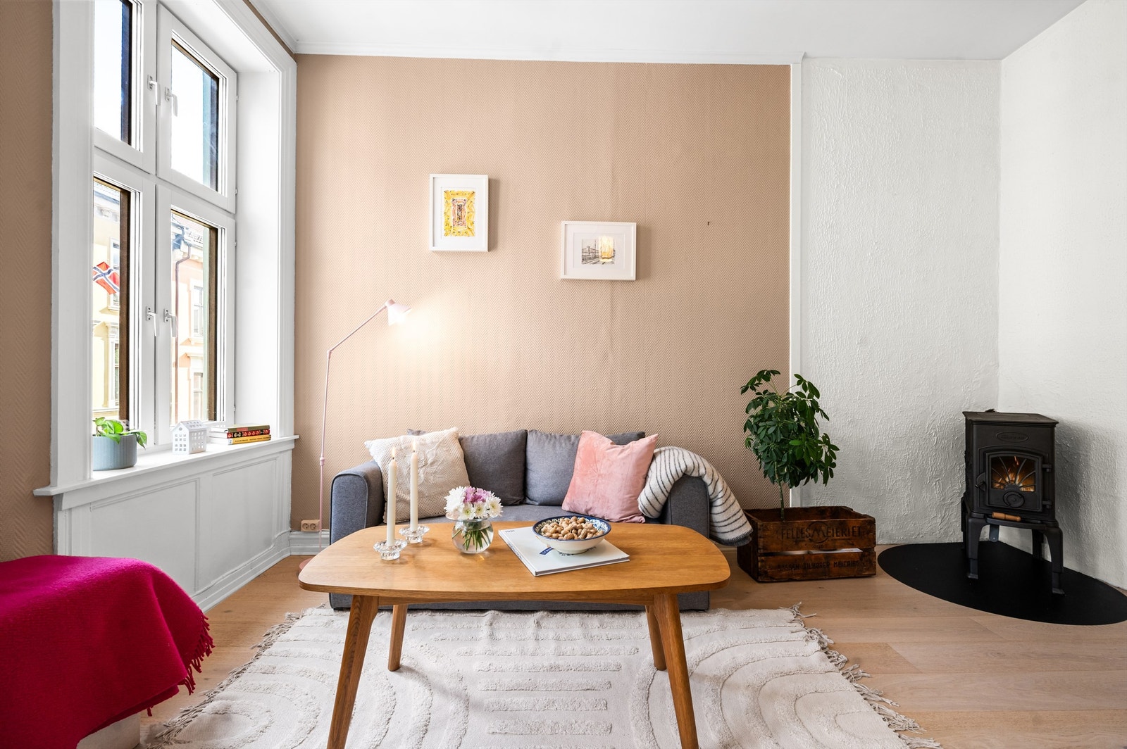 Med ekstra takhøyde og store vindusflater oppleves boligen som både større og lysere - en kvalitet som virkelig løfter helhetsinntrykket. Galleribilde