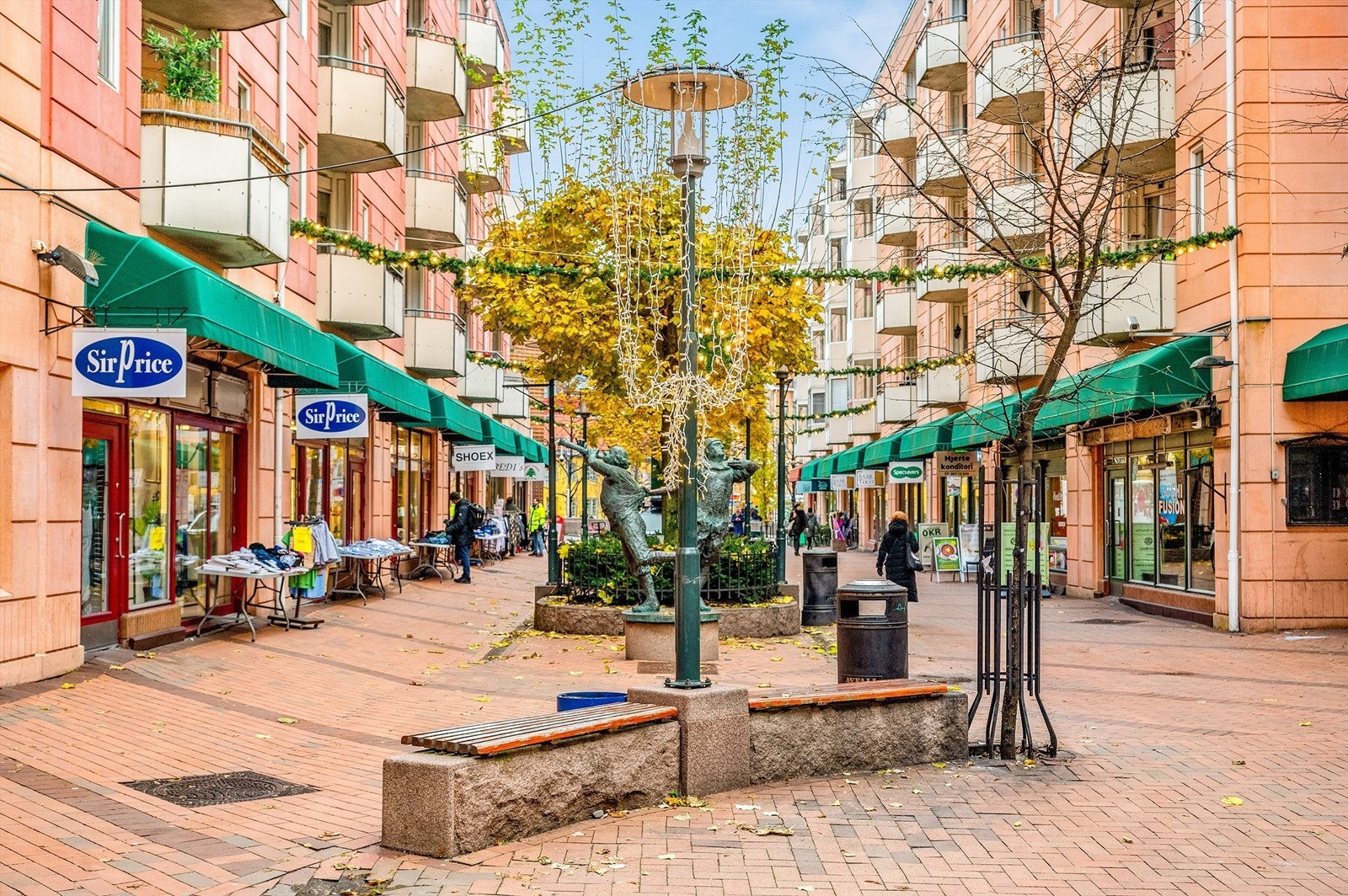 På Grønland torg finner du blant annet apotek, klesbutikker og hyggelige spisesteder i tilknytning, og besøker du kjøpesenteret Grønland basar har du tilgang til ytterligere servicetilbud og vinmonopol. Galleribilde