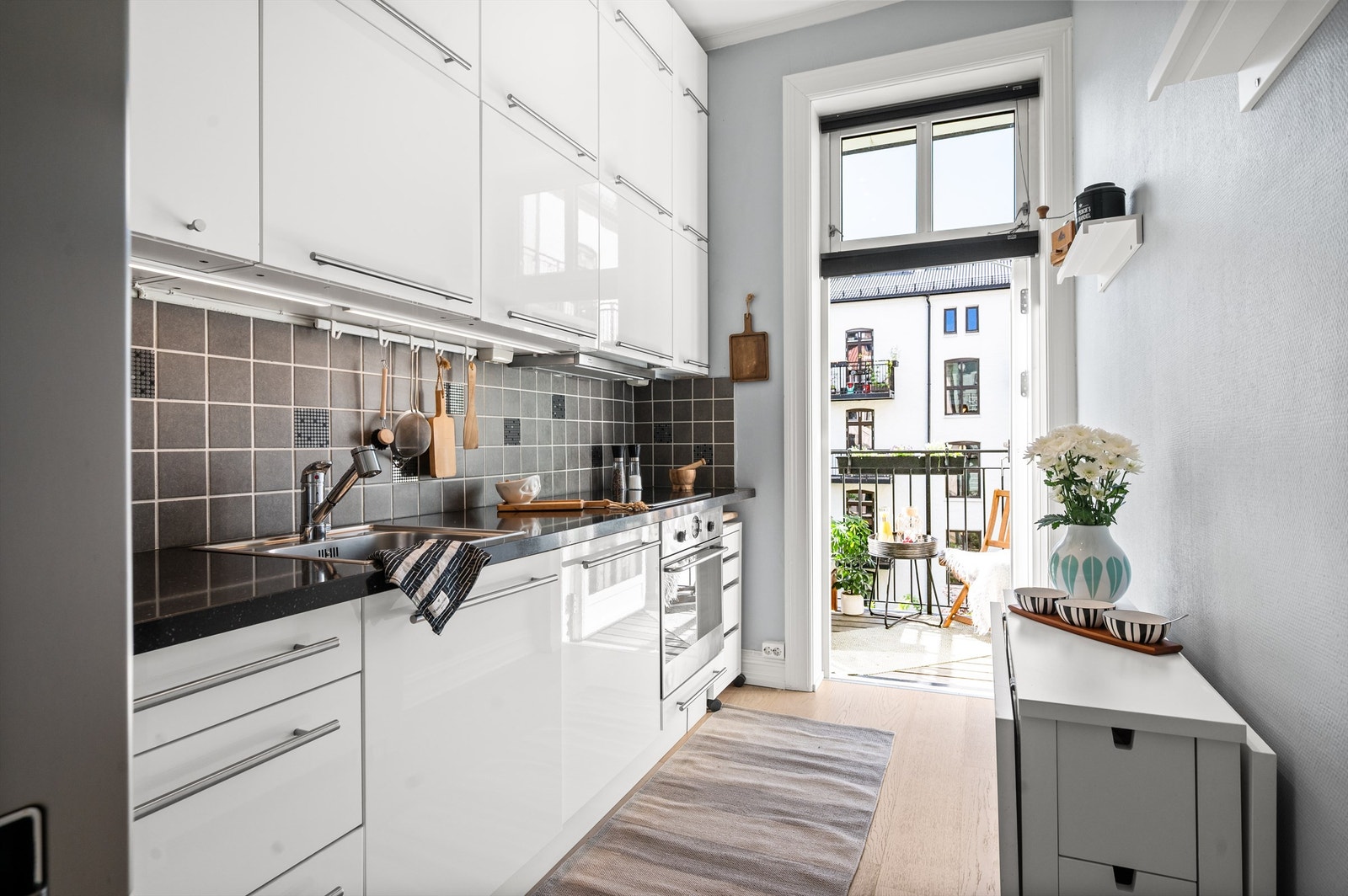 For mange er kjøkkenet det viktigste rommet i boligen. Leilighetens kjøkken er holdt i en praktisk separat løsning, noe som skaper en egen sone for matlagingen. Galleribilde