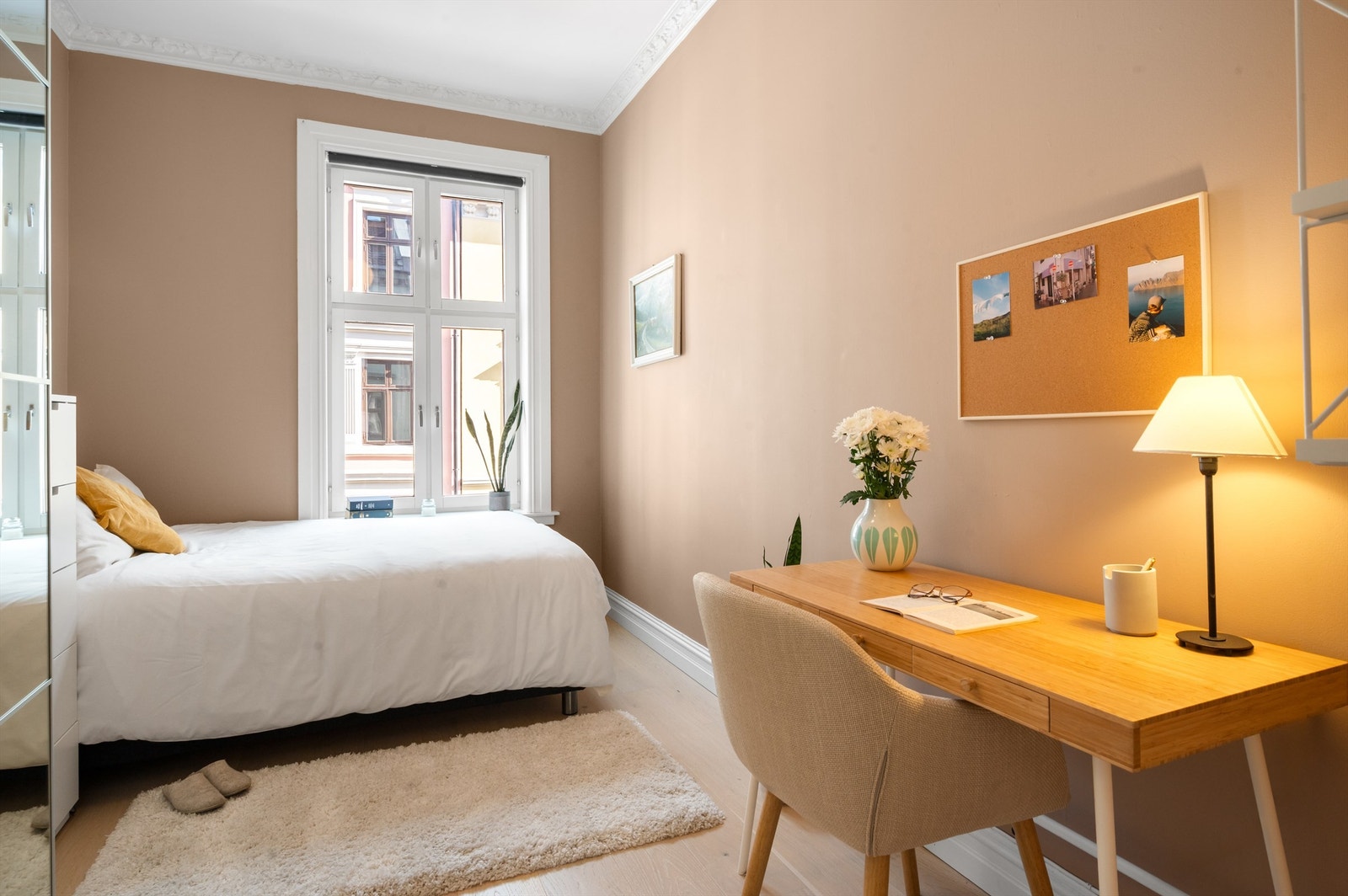 Soverommet er av god størrelse med plass til dobbeltseng og nattbord om ønskelig. Galleribilde