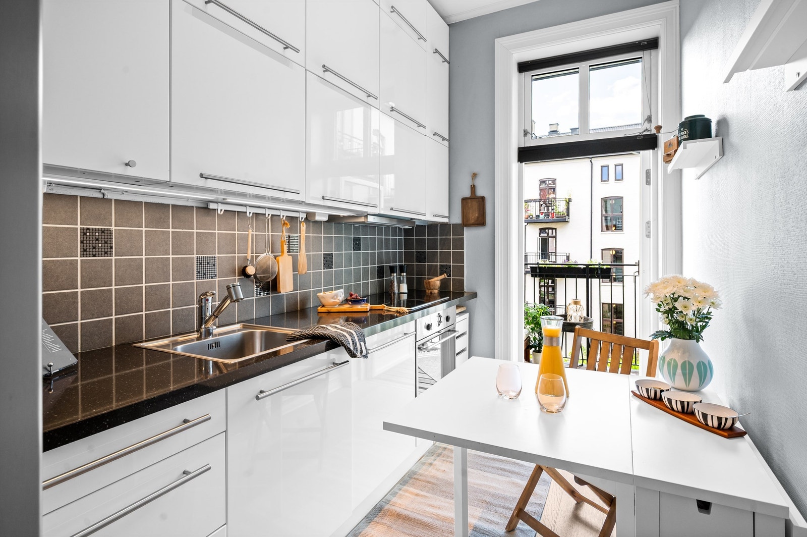 Kjøkkenet har plass til et lite spisebord, og med smarte løsninger kan rommet enkelt tilpasses dine behov og preferanser. Av integrerte hvitevarer er det stekeovn, platetopp og oppvaskmaskin. Galleribilde