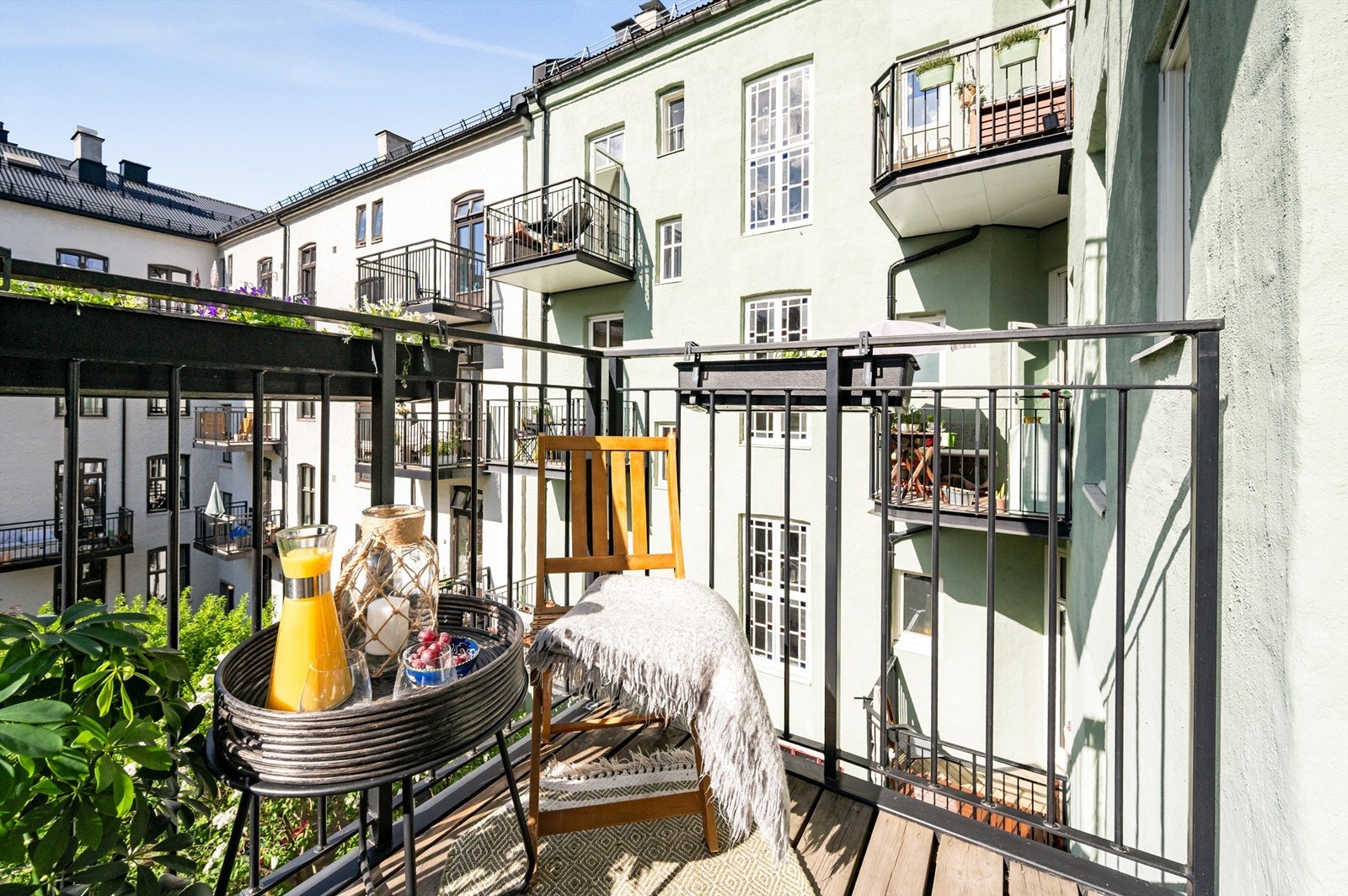 Velkommen ut i solen! Balkongen vender nordvest og er på ca. 3 kvm. Selger informerer om gode solforhold fra ca. kl. 13:00-20:00. Galleribilde