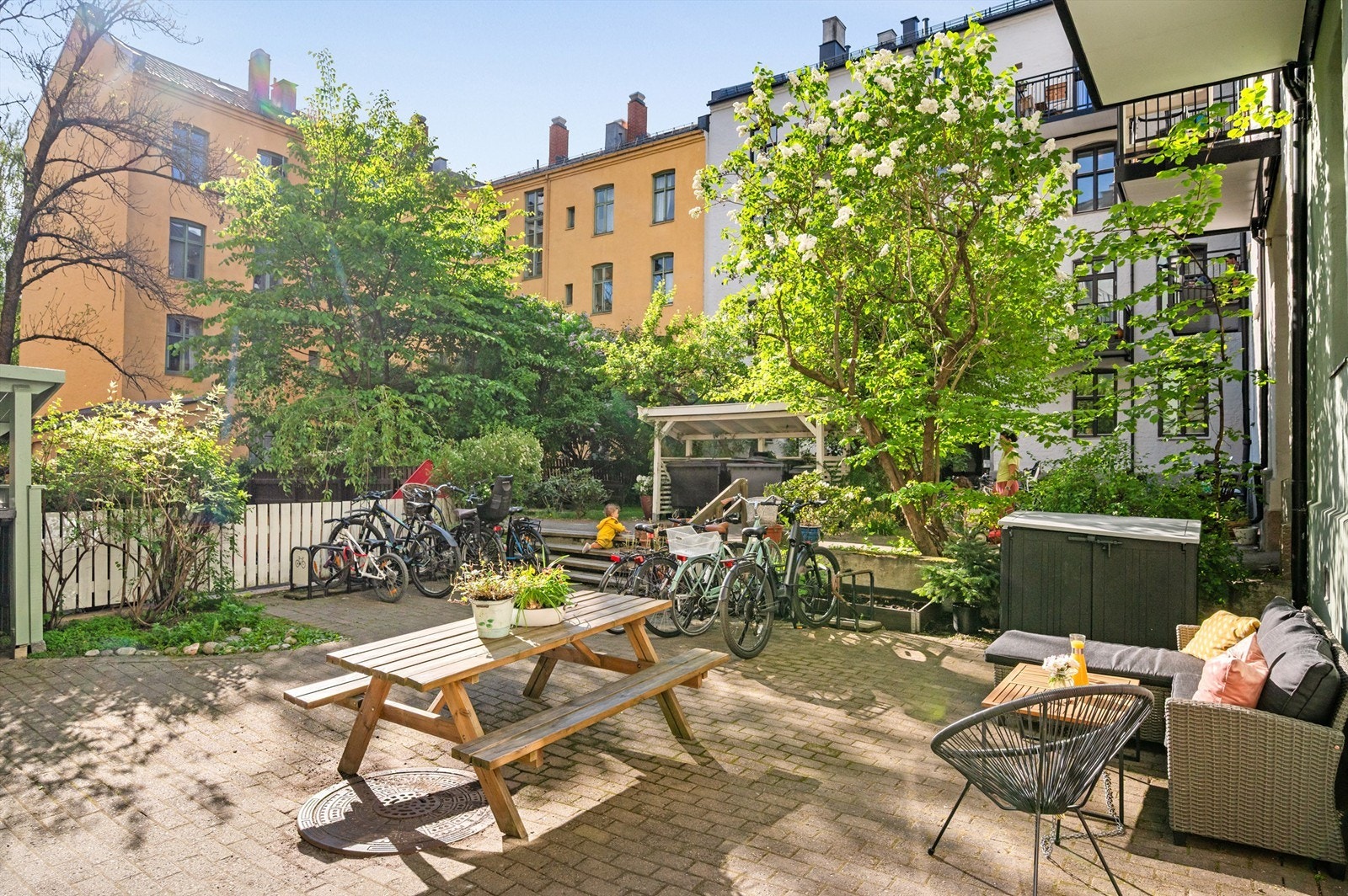 Bakgården er skjermet og gir et privat uteområde for beboerne, perfekt for avslapning eller hyggelige stunder med venner. Sykkelparkering i bakgård. Galleribilde