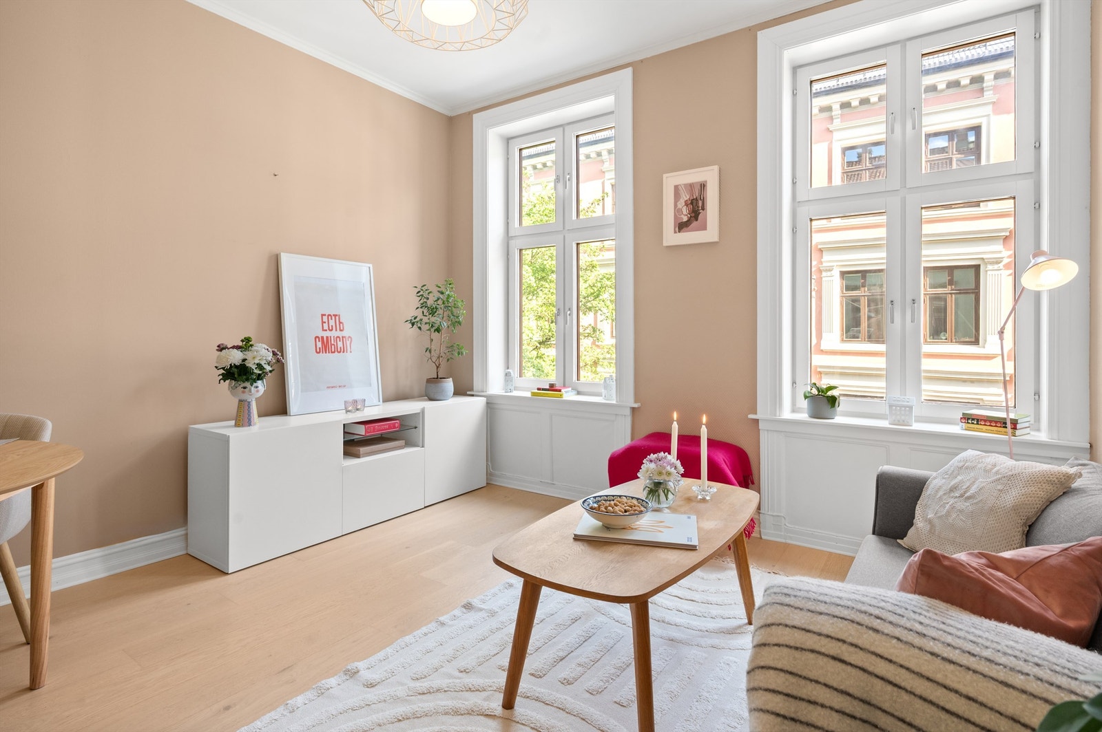 En meget attraktiv 2-roms med fantastisk balkong beliggende på populære Tøyen. Dette er et svært ettertraktet nabolag, perfekt for deg som ønsker nærhet til alt du trenger. Galleribilde