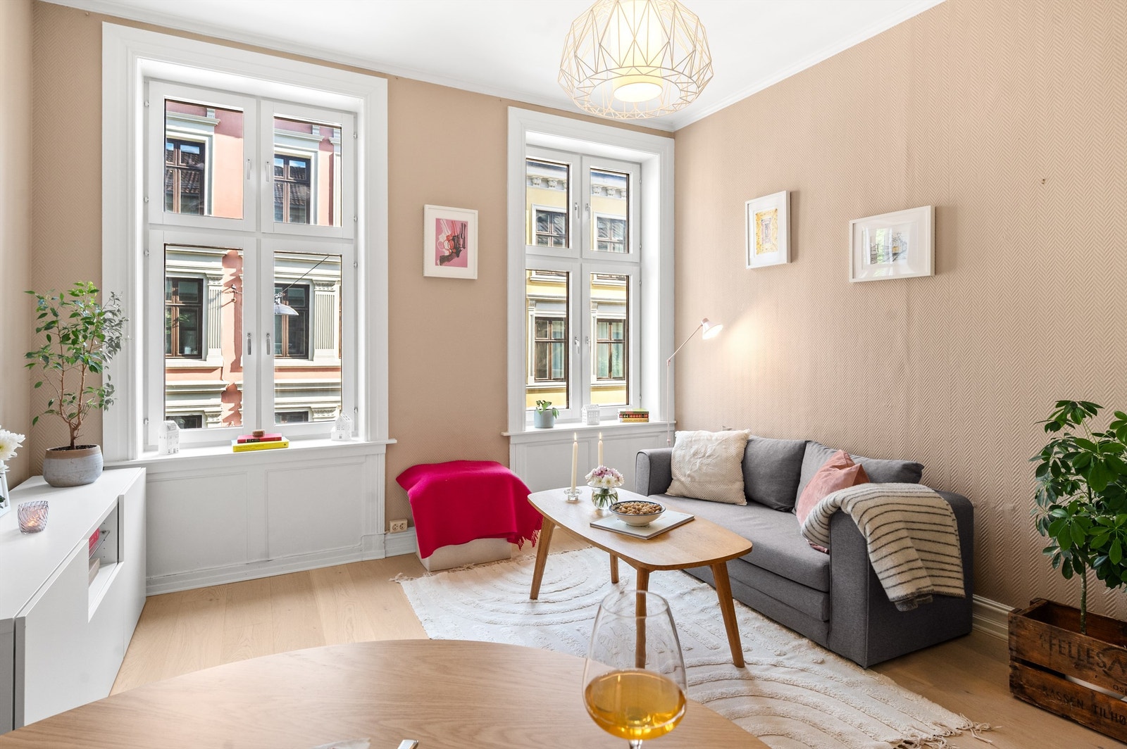 Boligen har en god planløsning og en generøs takhøyde på ca. 2,9m. Stuen er av god størrelse med plass til sofa, tilhørende salongbord og TV-seksjon. Galleribilde