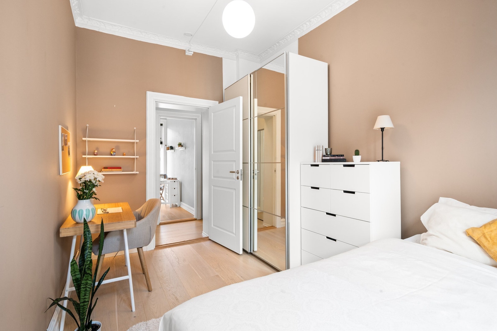 Det er også god oppbevaringsplass i en romslig skyvedørsgarderobe. Galleribilde