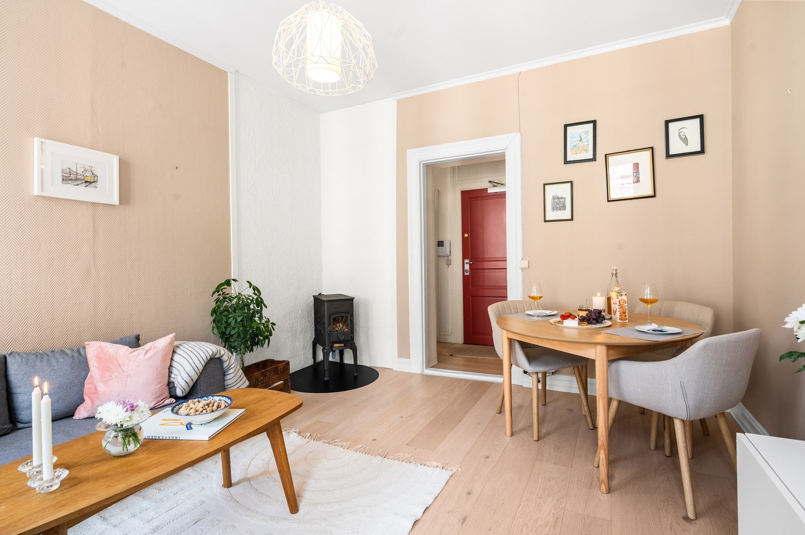 Hele leiligheten har gjennomgående lys enstavs-parkett i eik, som gir et tidløst og helhetlig uttrykk. Den lyse parketten bidrar til å forsterke romfølelsen og gir et flott utgangspunkt for ulike interiørstiler. Galleribilde