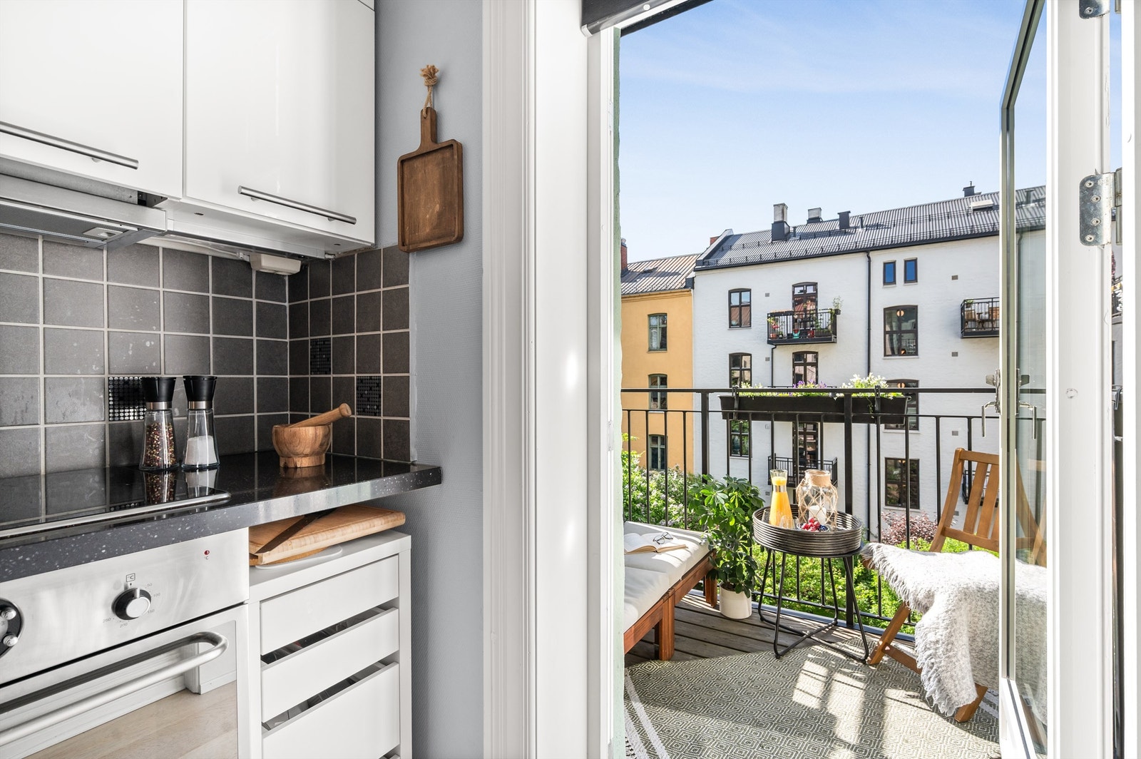 Fra kjøkkenet kommer man ut til leilighetens fantastiske balkong! Galleribilde