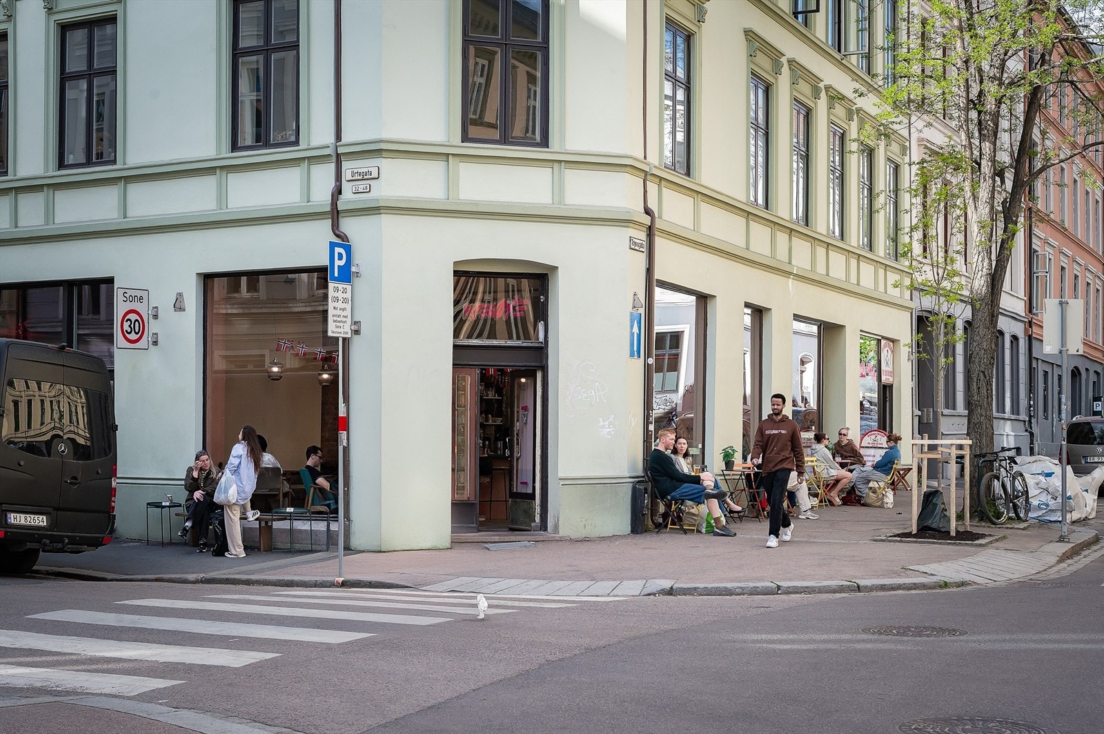 Papegøye kaffebar er en cafe og vinbar på Grønland like i nærheten. Her tilbys det speciality coffee, sunne snacks som diverse sandwicher, fruktsalat, forskjellige juicer, smoothies, kaldgrøt, og bakst. Galleribilde
