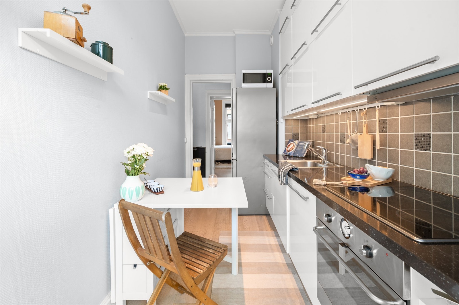 Perfekt sted å nyte frokosten i fredelige omgivelser, eller en enkel matbit på kvelden etter en lang dag. Både kjøkken, soverom og gang er utstyrt med rikelig oppbevaringsplass, noe som gir en praktisk og funksjonell bolig hvor alt har sin plass. Galleribilde