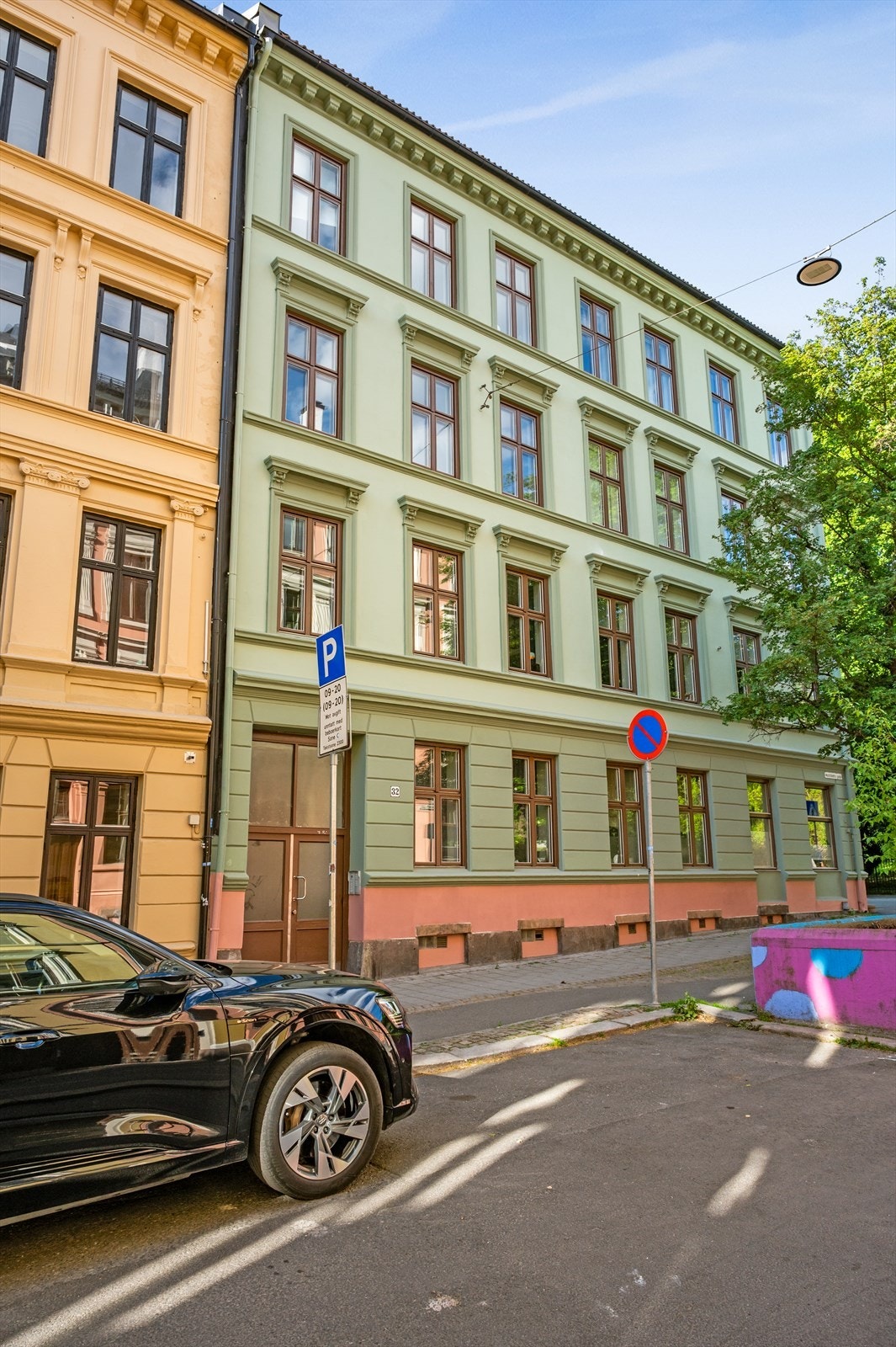 Fasade. Med plasseringen i enden av en blindgate er det minimalt med gjennomgangstrafikk og du får en skjermet beliggenhet, ideelt for deg som ønsker rolige omgivelser uten å gi slipp på nærheten til sentrum. Galleribilde