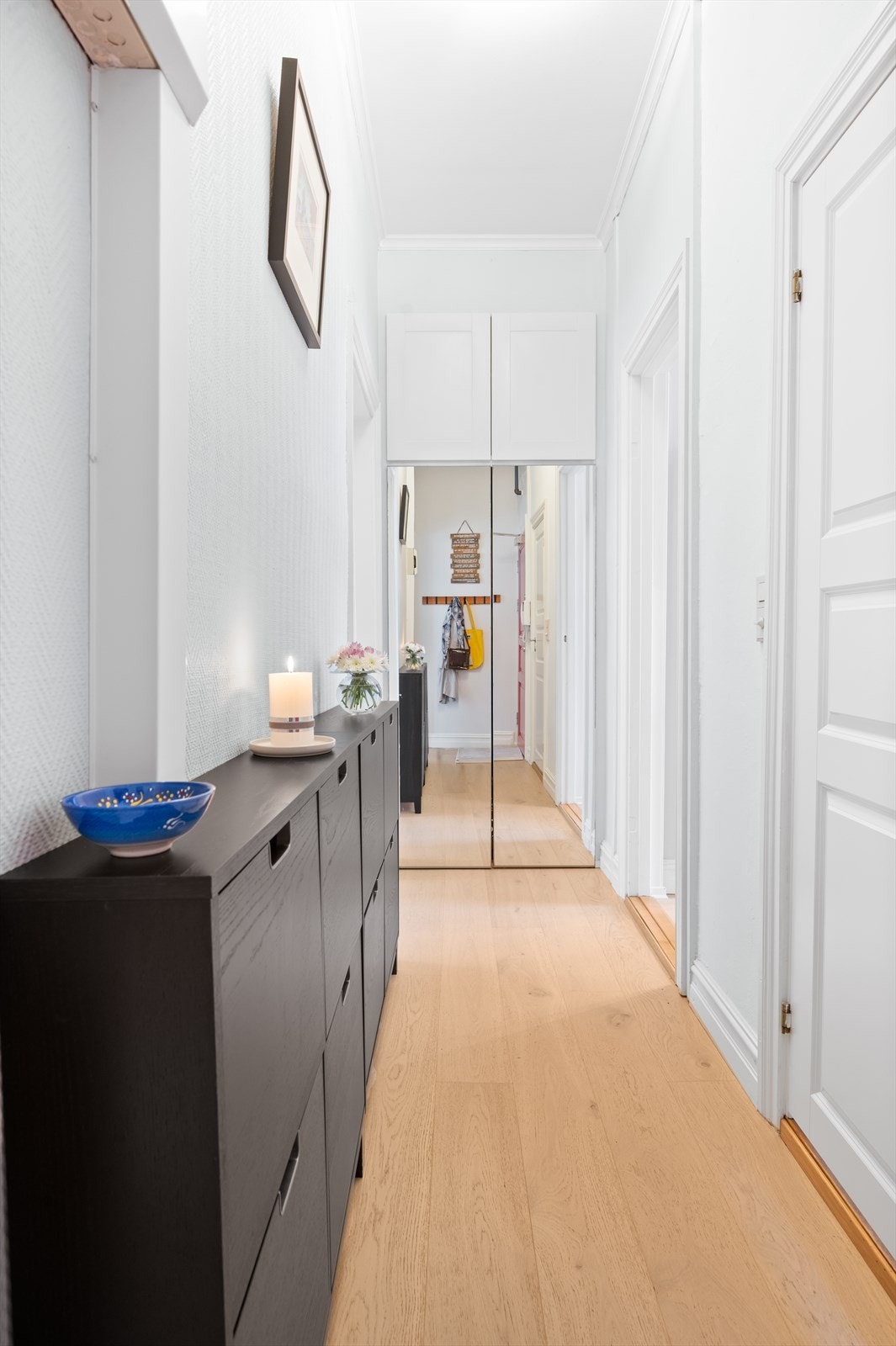 I gangen er det god plass til å henge fra seg yttertøyet og med smart skoskap er det enkelt å holde det ryddig. Galleribilde