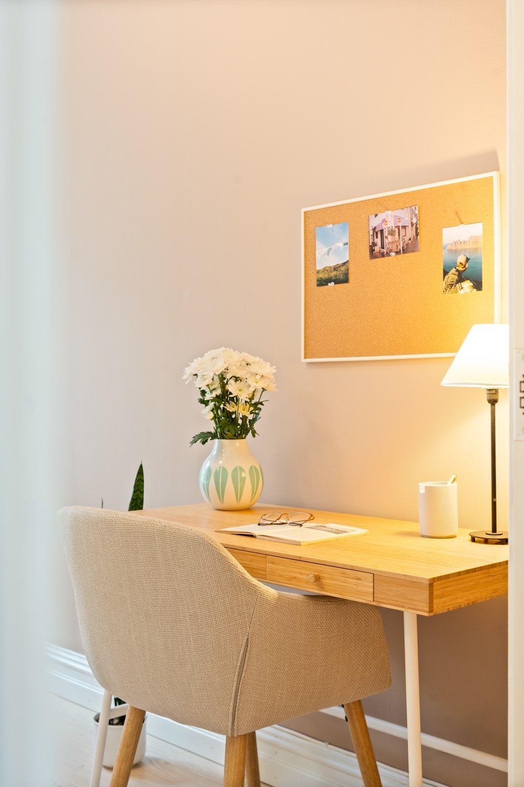 På soverommet er det god plass til et skrivebord - ideelt for studier, hjemmekontor eller kreative prosjekter. Galleribilde