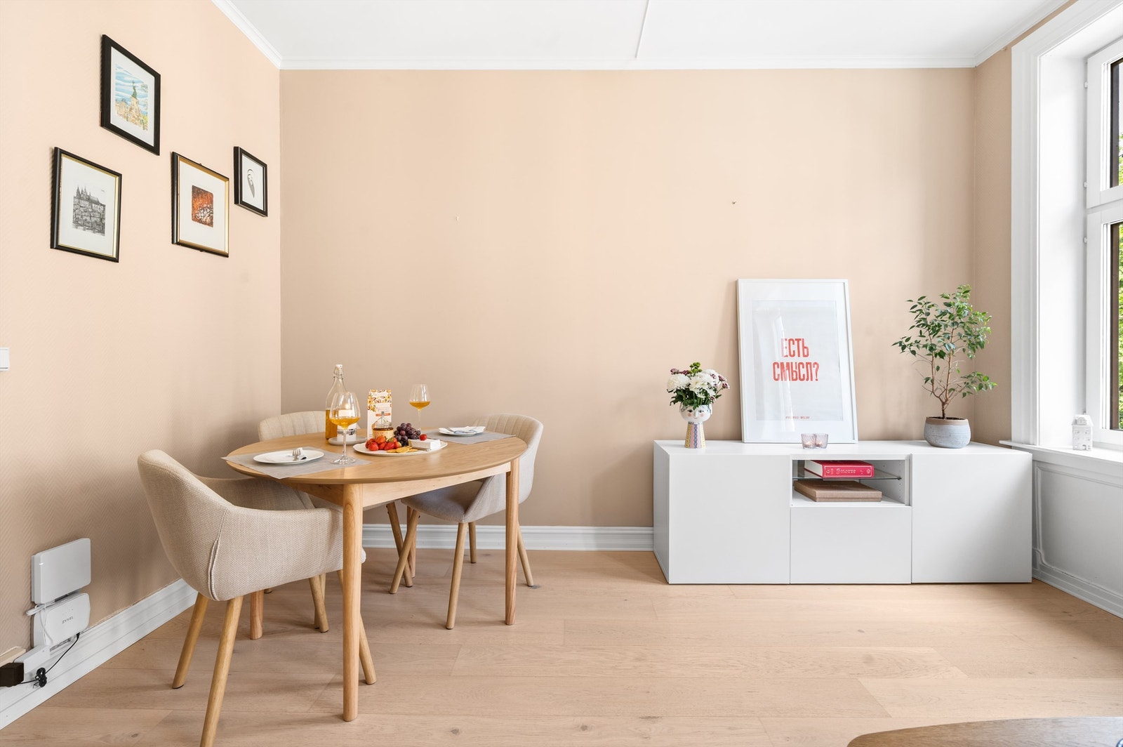 Den romslige stuen har plass til et fullt spisebord, perfekt for både hverdagsmiddager og sosiale anledninger. Hvem vil du invitere på besøk? Galleribilde