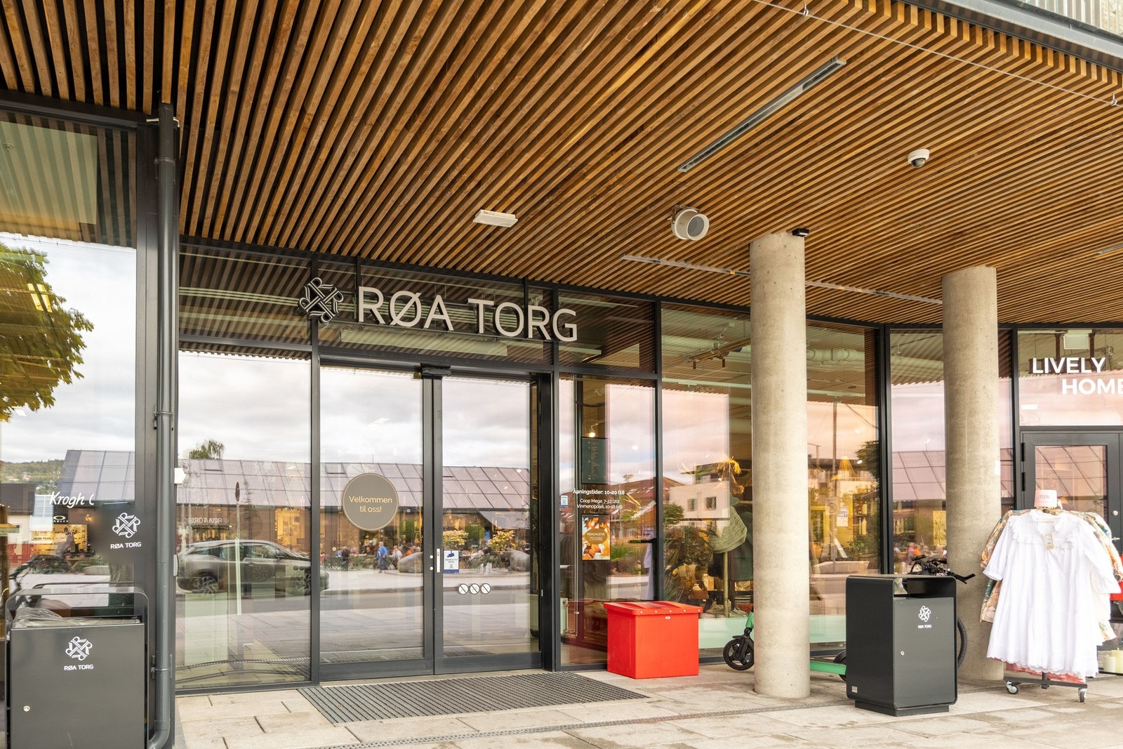 Kort vei til Røa Torg med Meny, vinmonopol, bakeri, helse- og velvære tilbud. Galleribilde