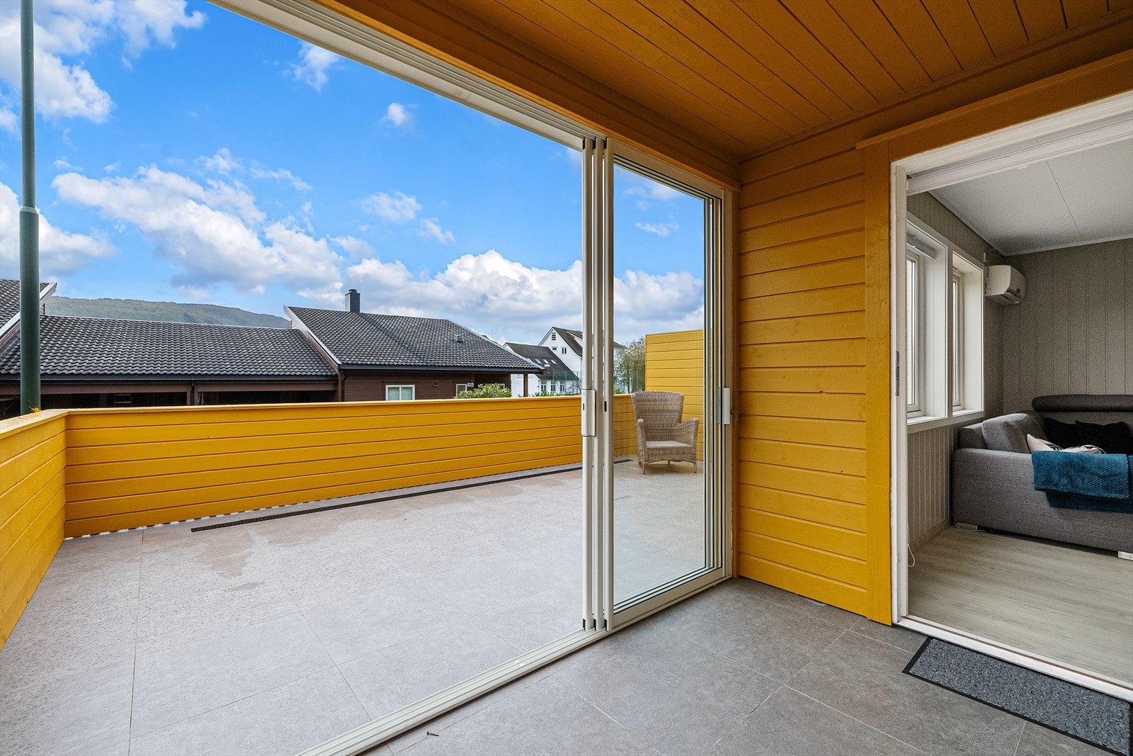 Stuen har direkte utgang til vinterhage og så videre ut til terrasse. Galleribilde