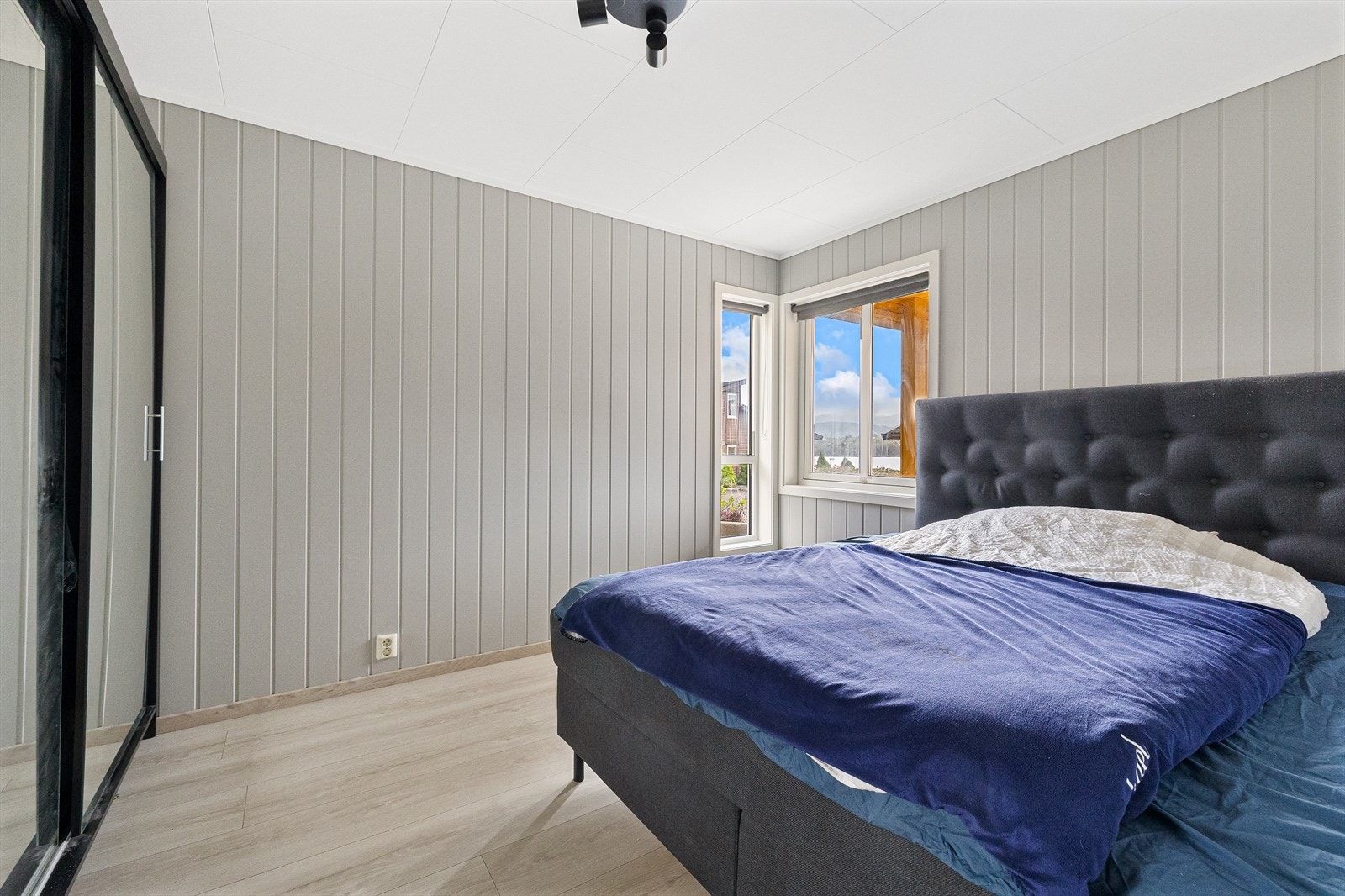 Romslig hovedsoverom med plass til dobbeltseng og garderobeskap. Galleribilde