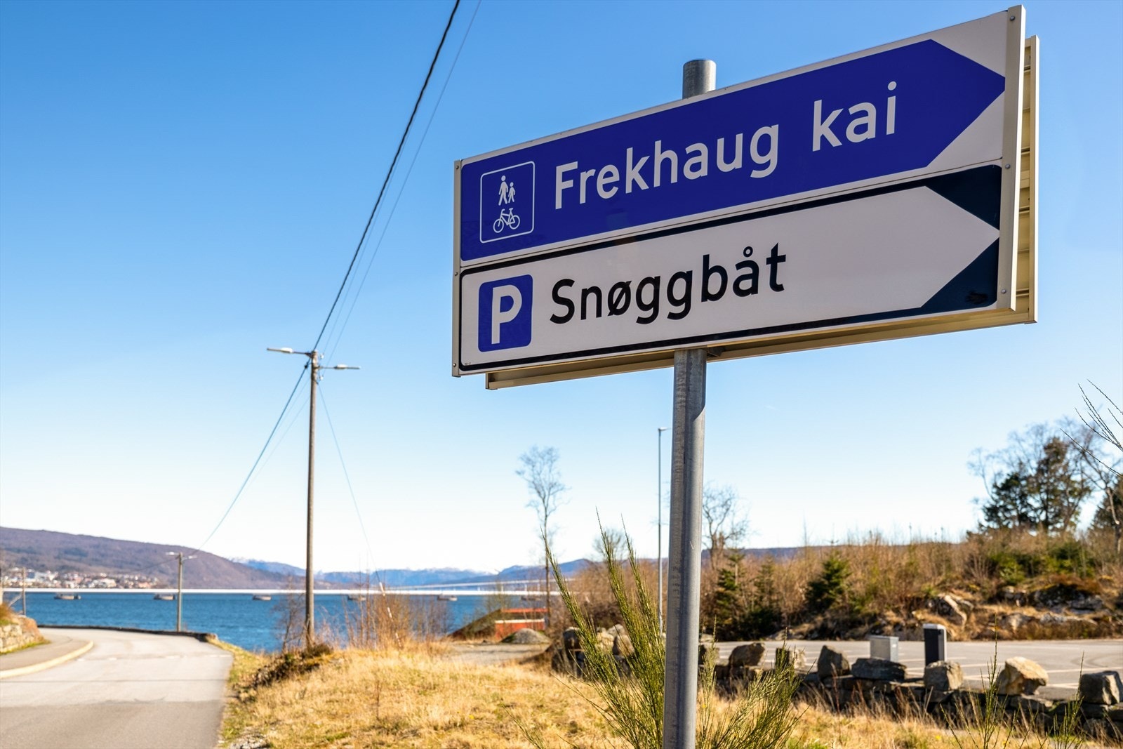 Rett nedenfor leiligheten har du hurtgibåten som går mellom Knarvik, Frekhaug og Bergen. Denne tar deg rett til sentrum av Bergen. Galleribilde