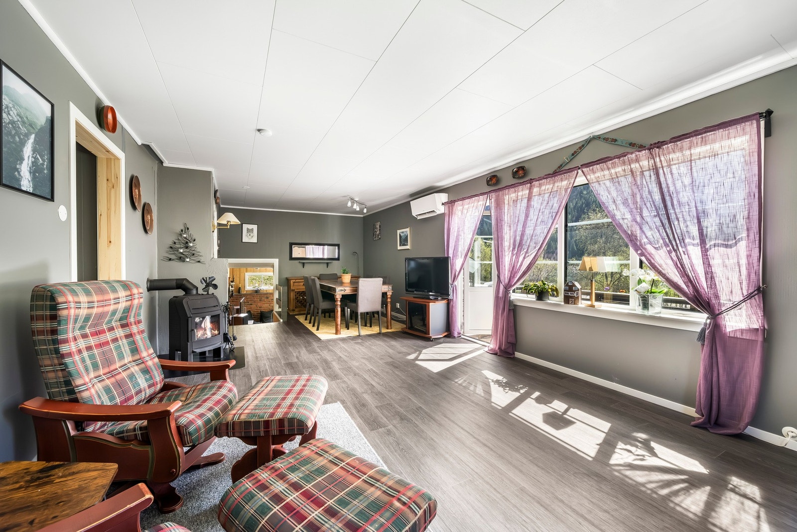 Stue og spisestue. Det er også vedovn i denne stuen, i tillegg til varmepumpe. Galleribilde