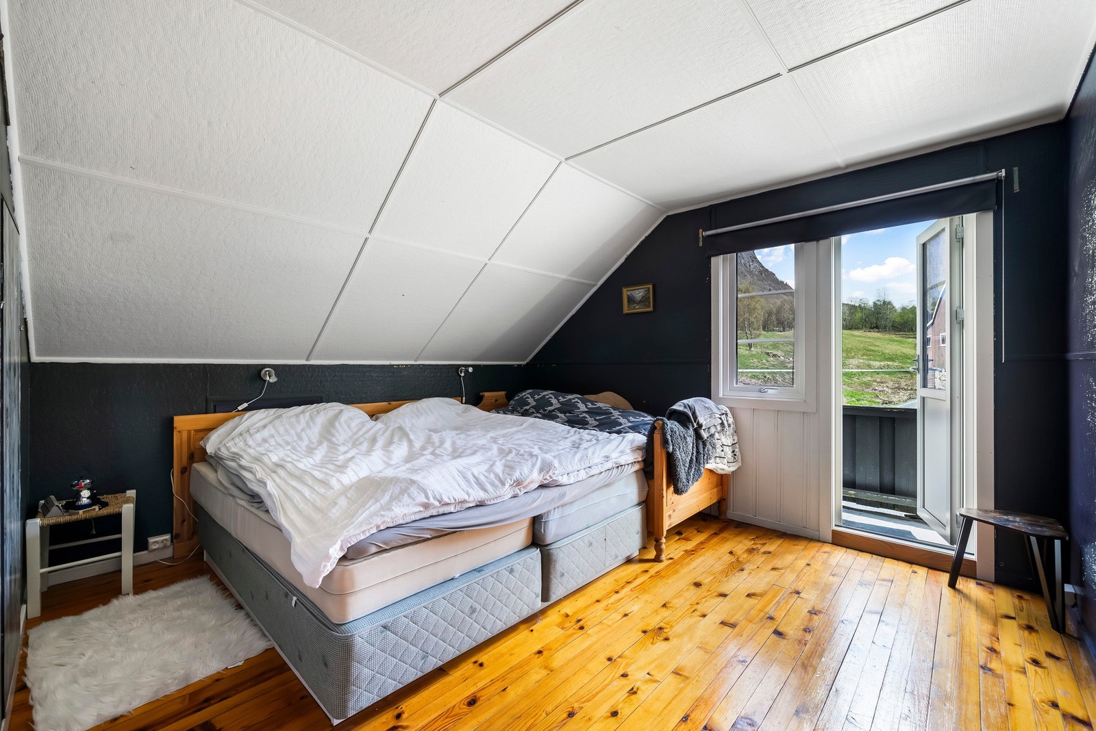 Soverom 2. Hovedsoverommet har balkong. Galleribilde