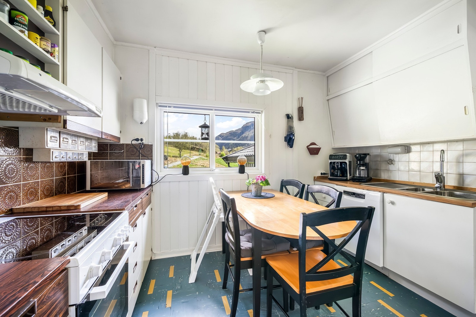 Kjøkken. Det er også en vedovn på kjøkkenet. Galleribilde