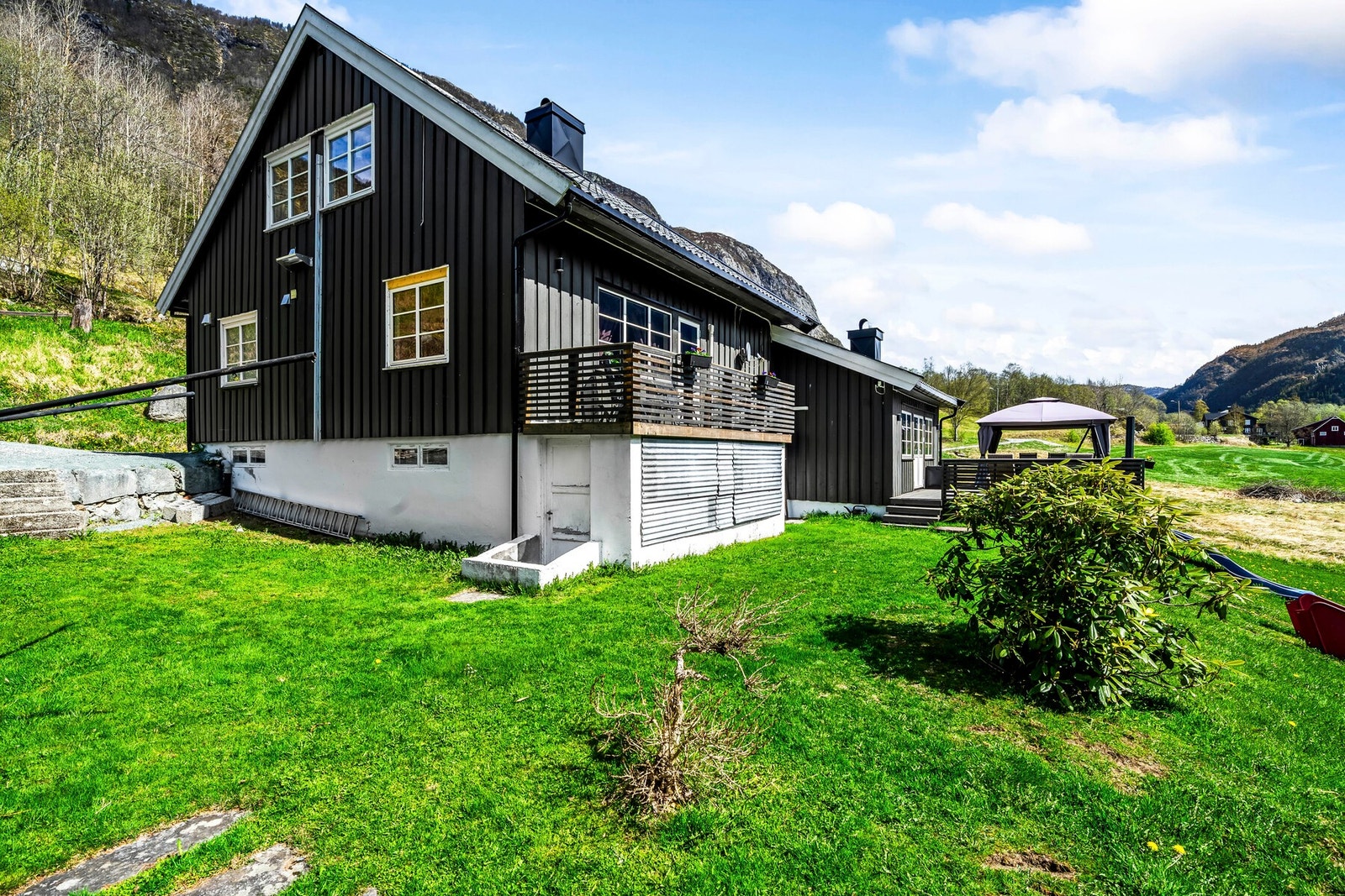 I tillegg til å ha trappen ned til kjelleren innendørs, kan man bruke denne inngangen fra hagen. Galleribilde