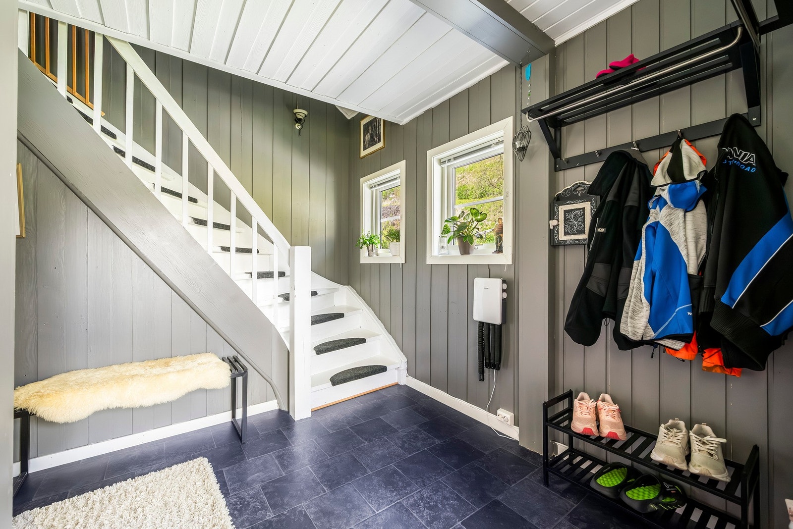 Trappen til andre etasjen. Under denne, finner vi også trappen ned til kjelleren. Galleribilde