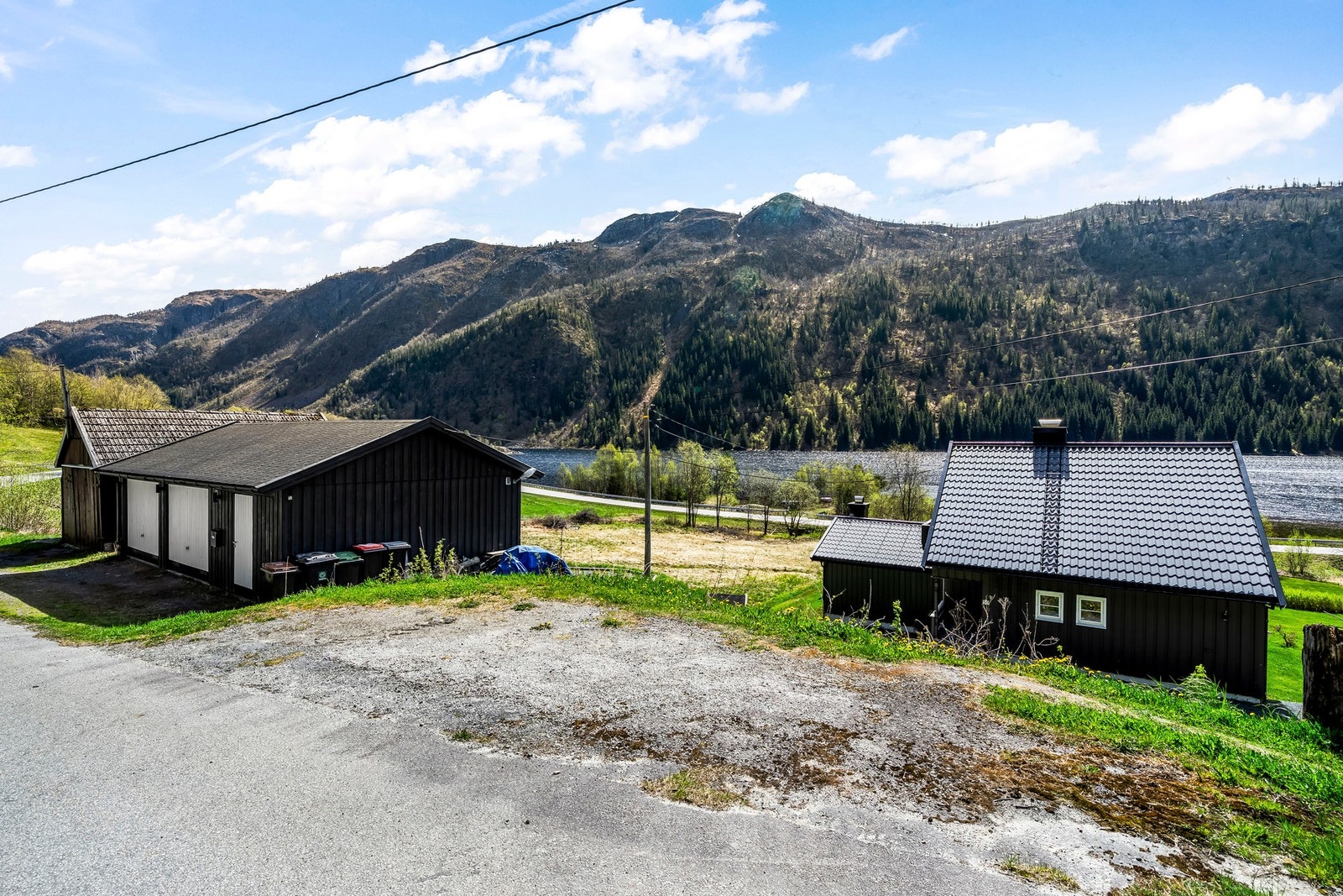 Oppe ved Grungedal-vegen ligger det en garasje som tilhører eiendommen. Galleribilde
