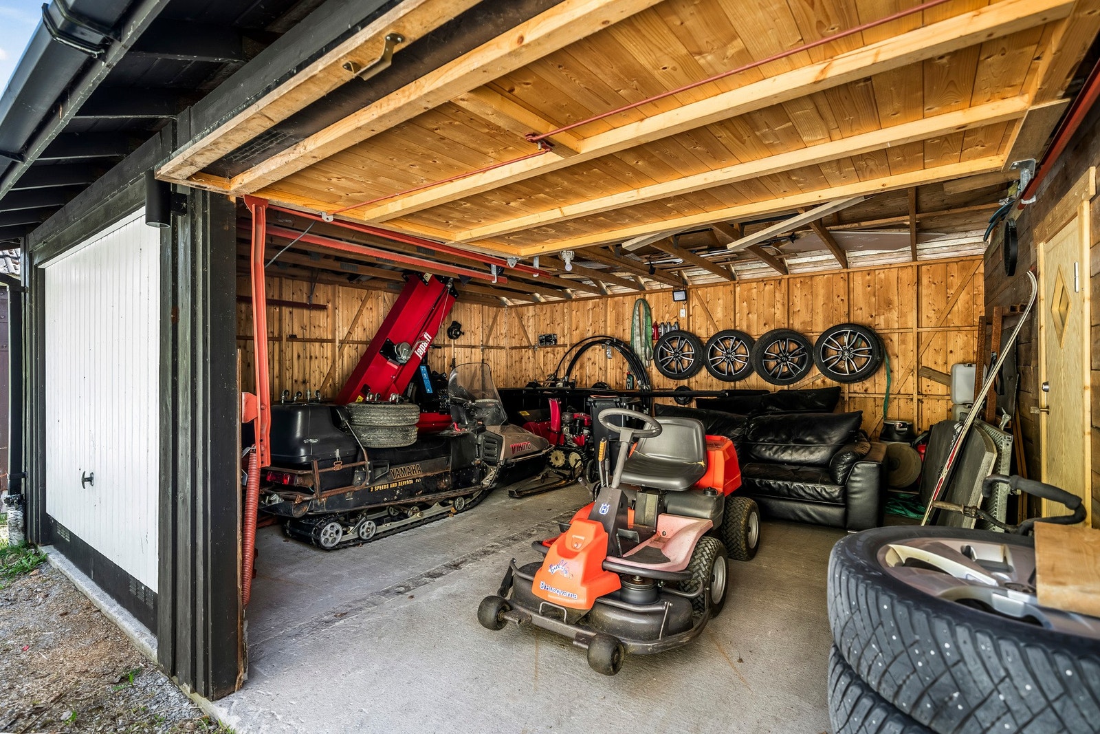 Garasjen har to løp og en bod Galleribilde