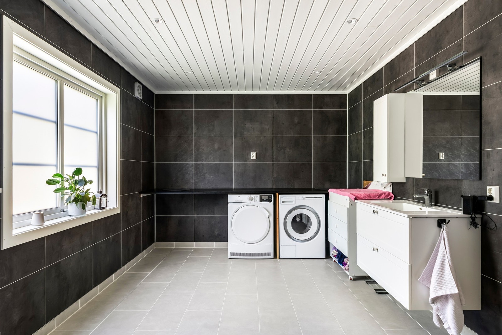 God plass til å gjøre klesvasken på badet. Praktisk brettebenk og god plass til oppbevaring. Galleribilde