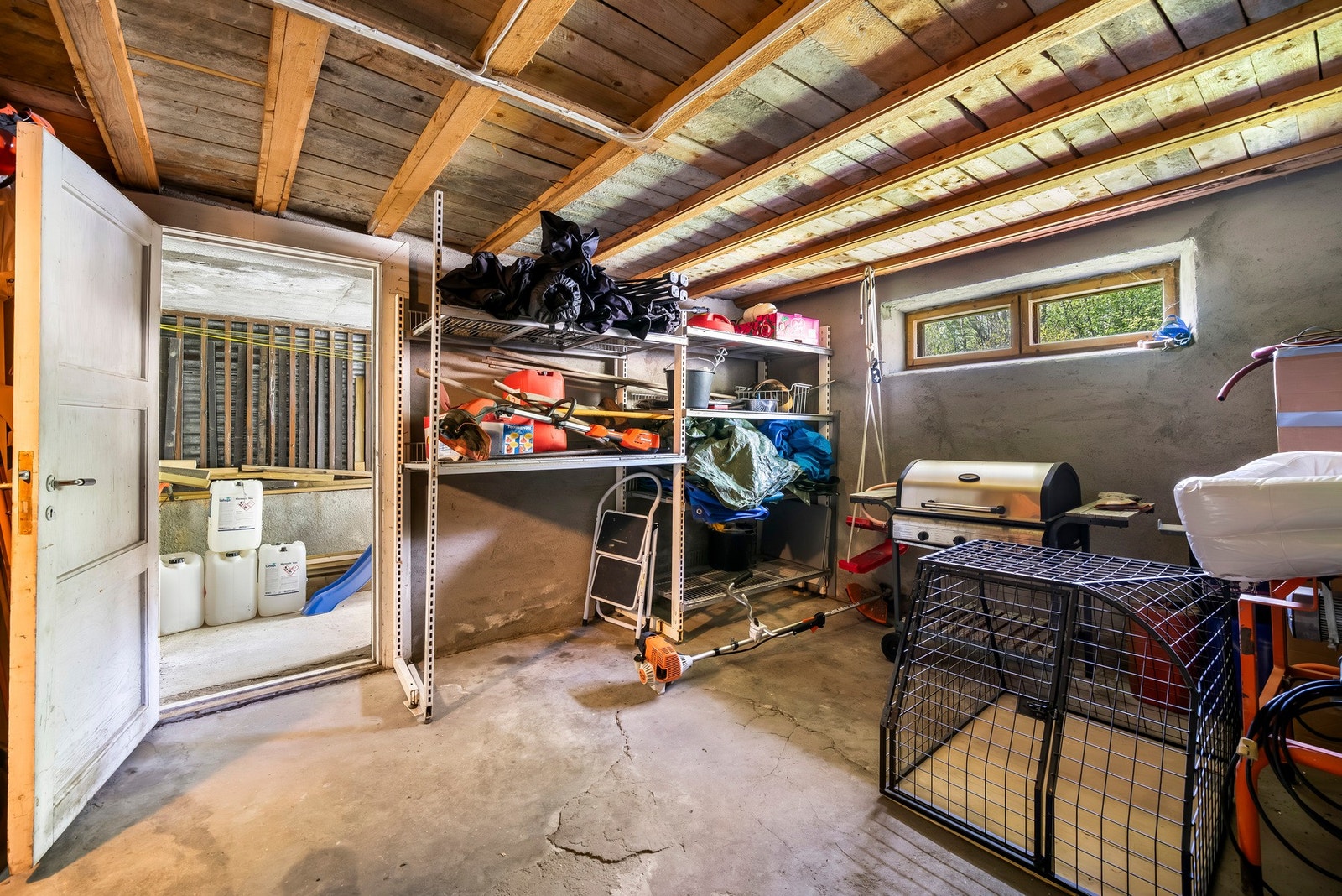 Det er flere bodrom i kjelleren Galleribilde