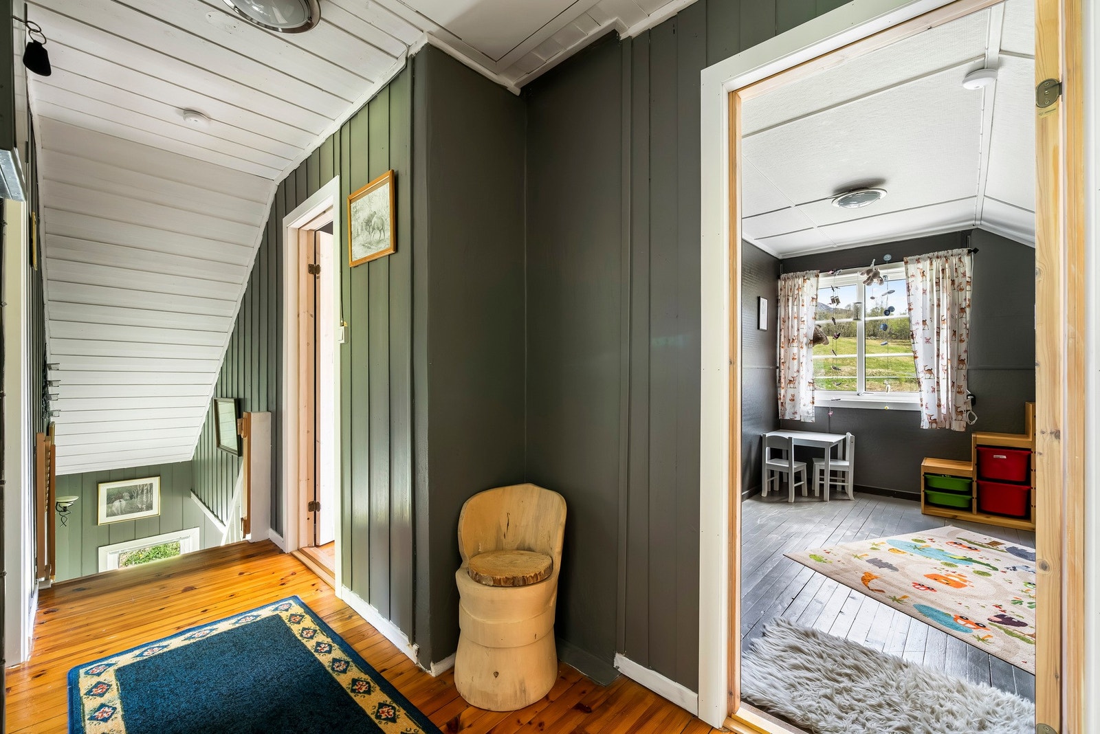 I andre etasje finner vi fire soverom og ett kott. Galleribilde