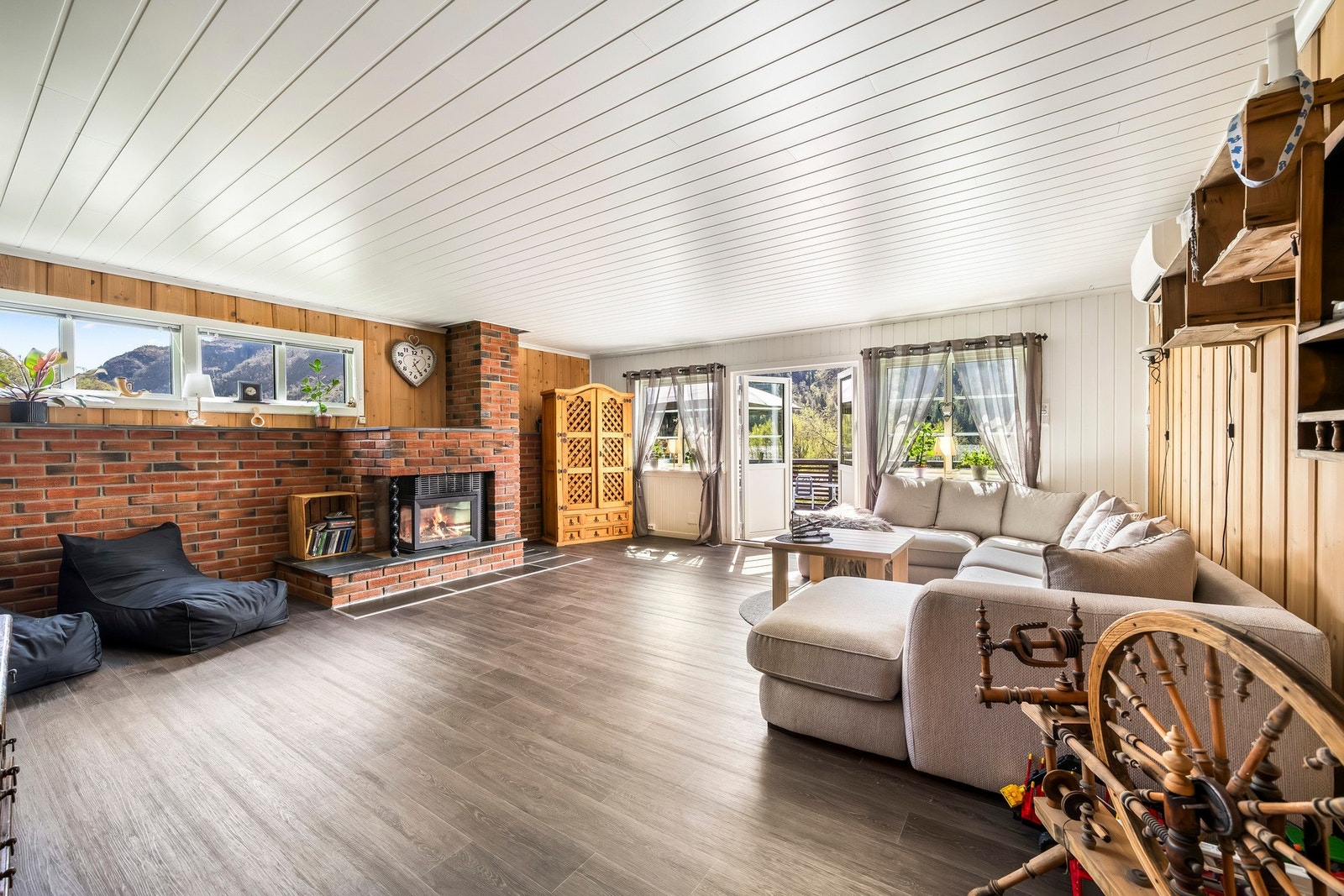 Peisestuen er ett stort rom hvor man kan samle hele familien til brettspillkveld eller avkobling. Galleribilde