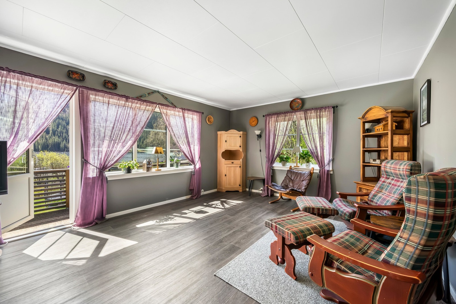 Stue nummer to finner vi opp trappene. Her har man en balkong. Galleribilde