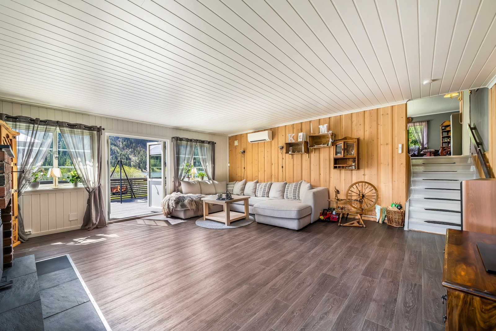 Peisstuen er bygd på i senere tid og er nedsunket. Dette gjør at man har mulighet til å gå ut i hagen fra stuen. Galleribilde