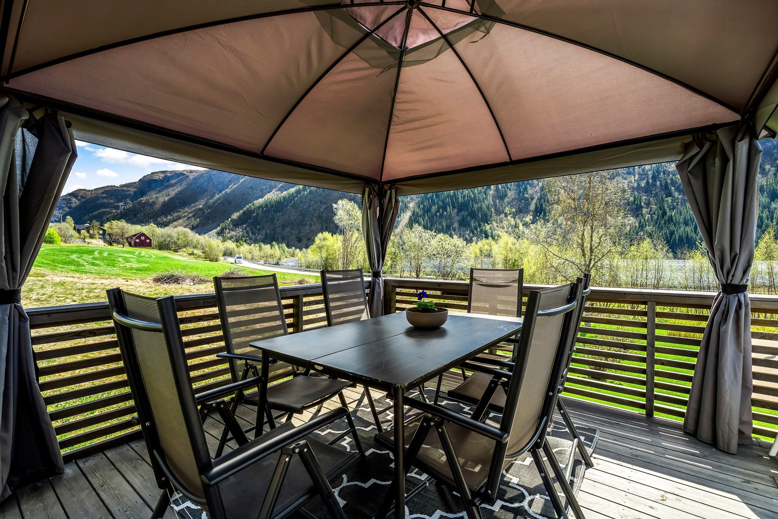 Det er god plass til å nyte fine dager her på terrassen Galleribilde