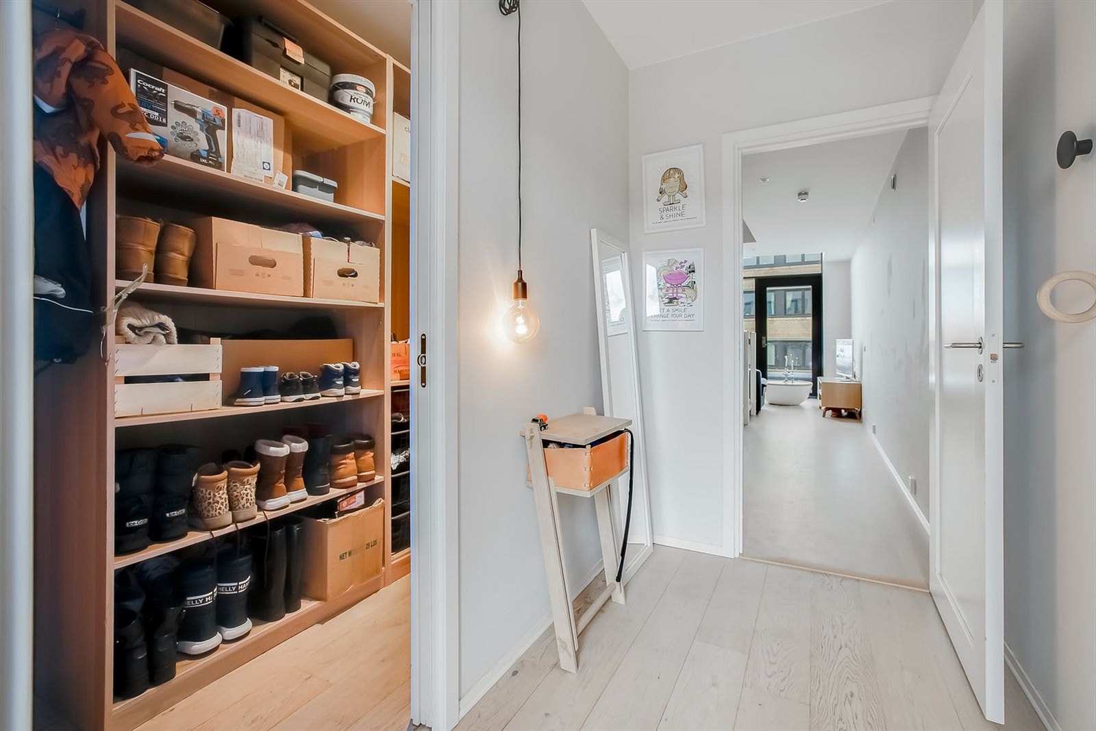 Velkommen inn! Stort walk-inn skap i entré. Galleribilde